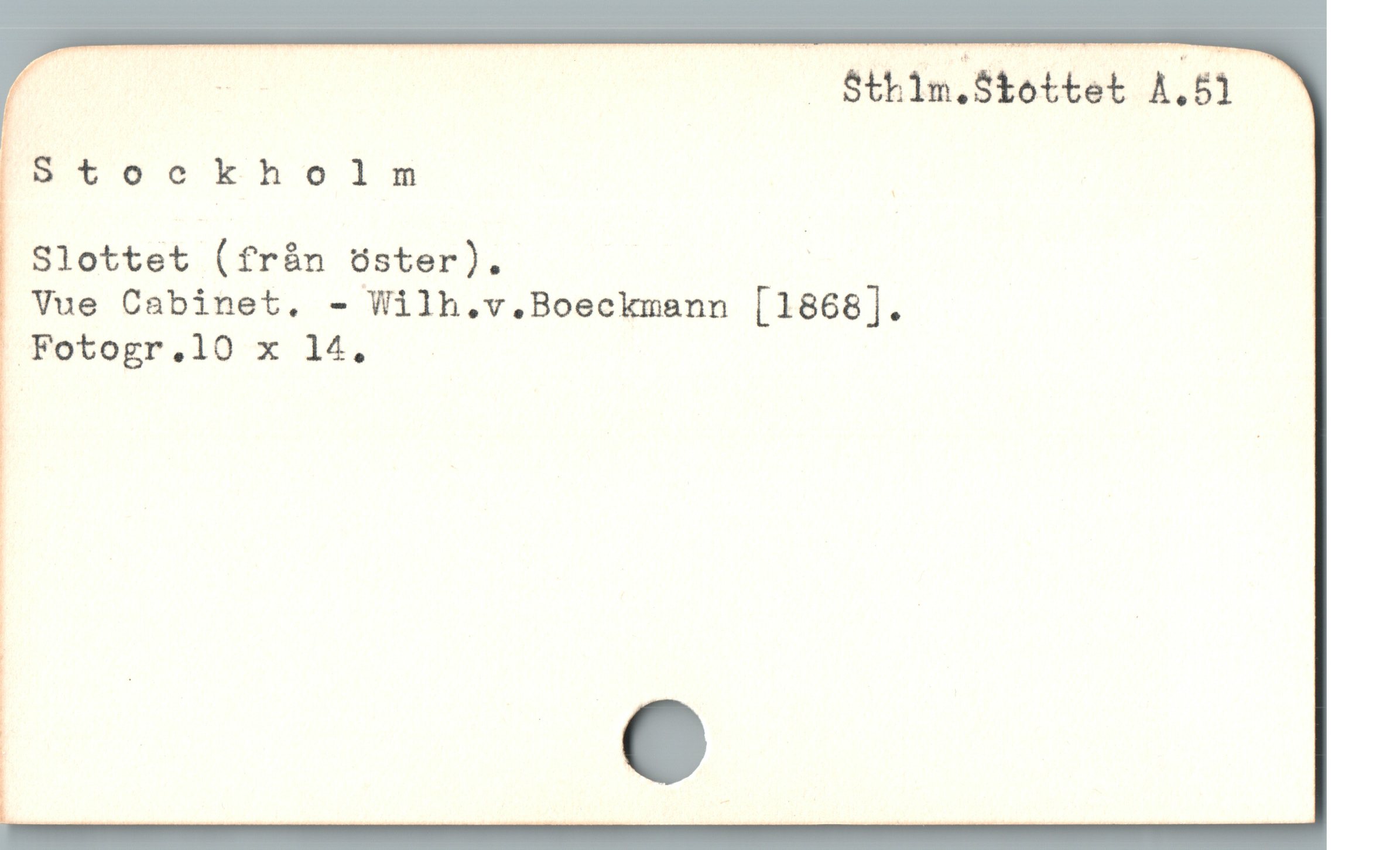  4 ; — Sthim.Stottet A.51
Stockholm ;
Slottet (från Uster). |
Vue Cabinet. - Wilh.v.Boeckmann [1868].
Fotogr.lO x 14.
