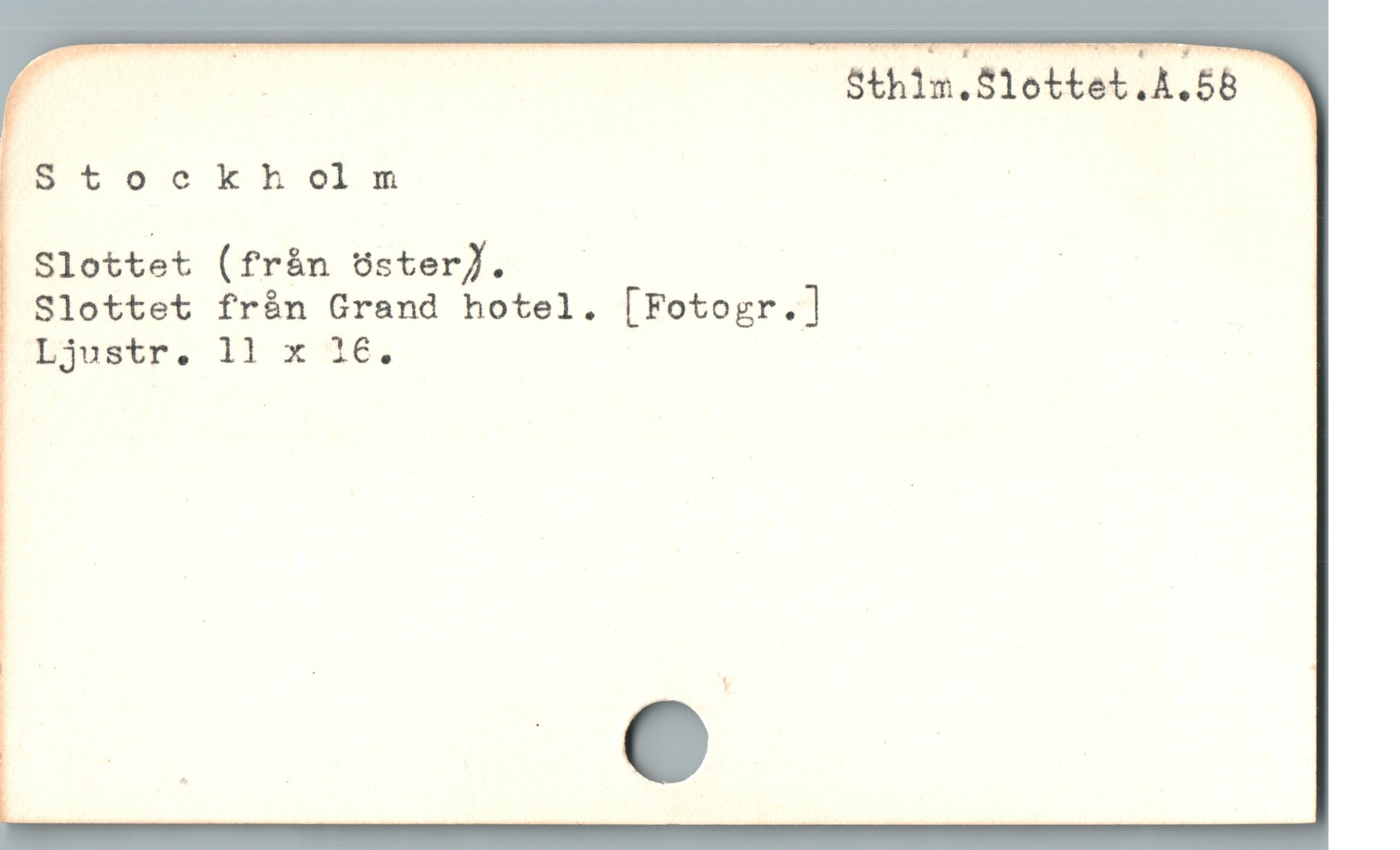  d Sthim.Slottet.A.5& -
8HUtockholms | |
Slottet (från 6ster). - ;
Slottet från Grand hotel. [Fotogr.]
Ljustr. 11 x 1€.
