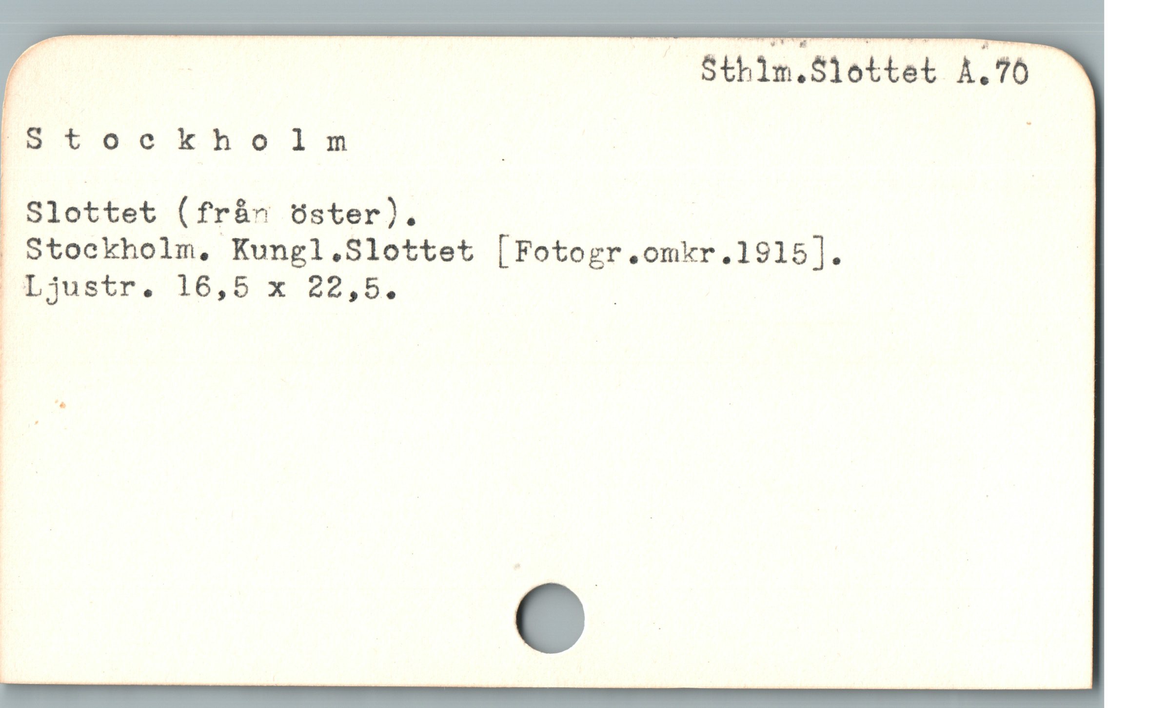 | — Sttim.Slottet A.70
:"_Stockholm _ | ;
Slottet (från öster).
Stockholm, Kungl.Slottet [Fotogr.omkr.1915].
I Ljustr. 16,5 x 22,5. |
