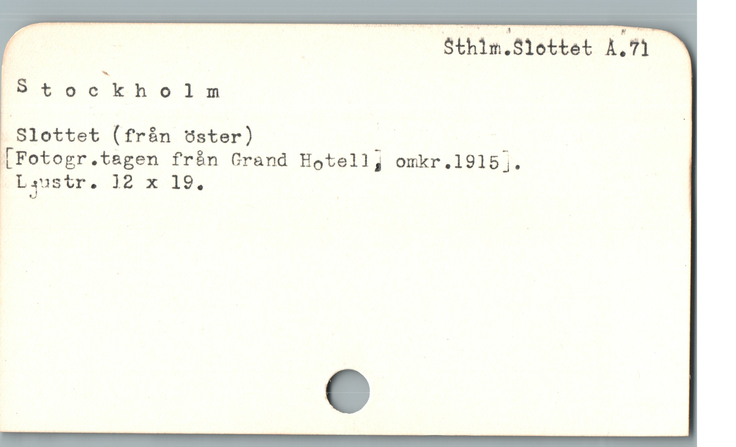  | Sthim.Slottet A.71
FIBLockholsm
. S1ottet (från 9ster) ; | : |
[Fotogr.tagen från Grand Hatellj omkr.1918j.
Ljustr. lg. *X I9, |
| .
