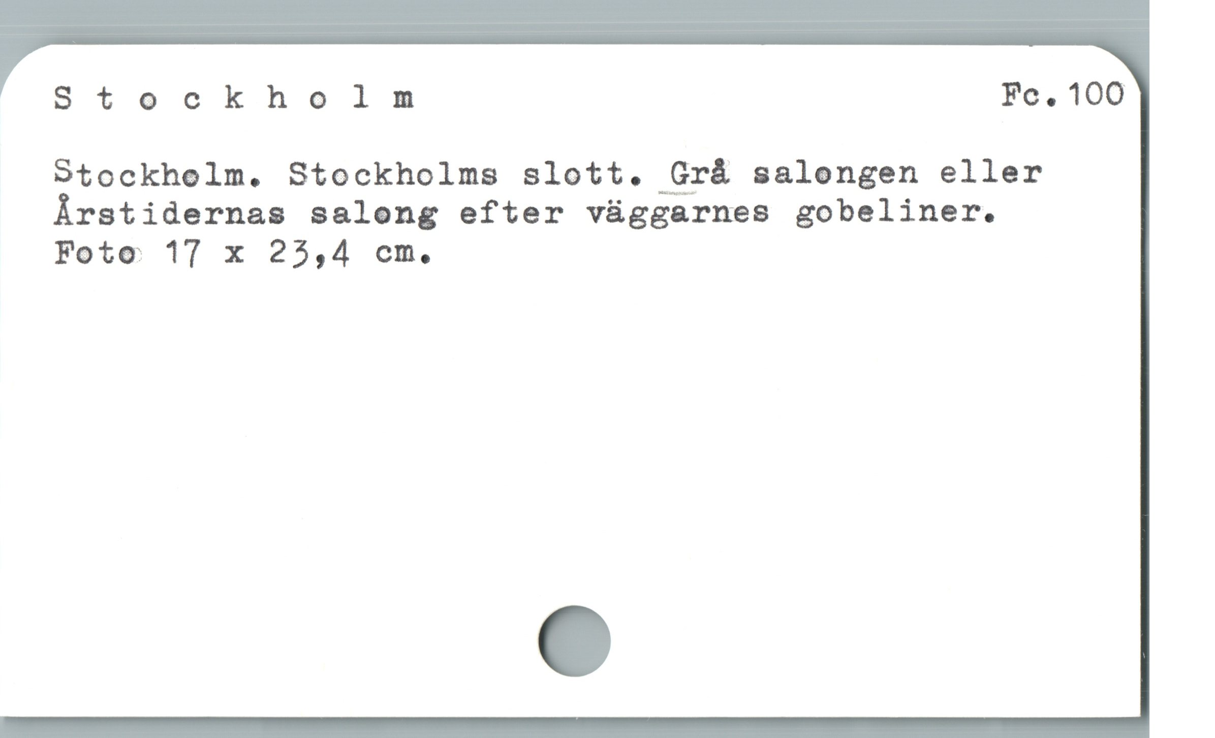 Stockholm Fe . 100
Stockholm. Stockholms slott. Grå salongen eller
Årstidernas salong efter vüggarnes gobeliner.

Foto 17 x 25,4 cm.
