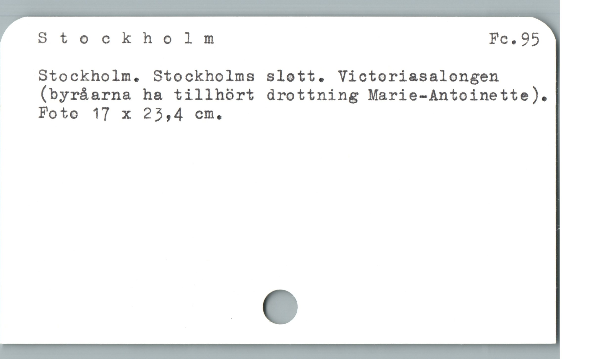  ! Stocknholm Fe. 95
Stockholm. Stockholms slott. Victoriasalongen

% (byråarna ha tillhört drottning Marie-Antoinette).
ä Foto 17 x 23,4 ocm.

&
