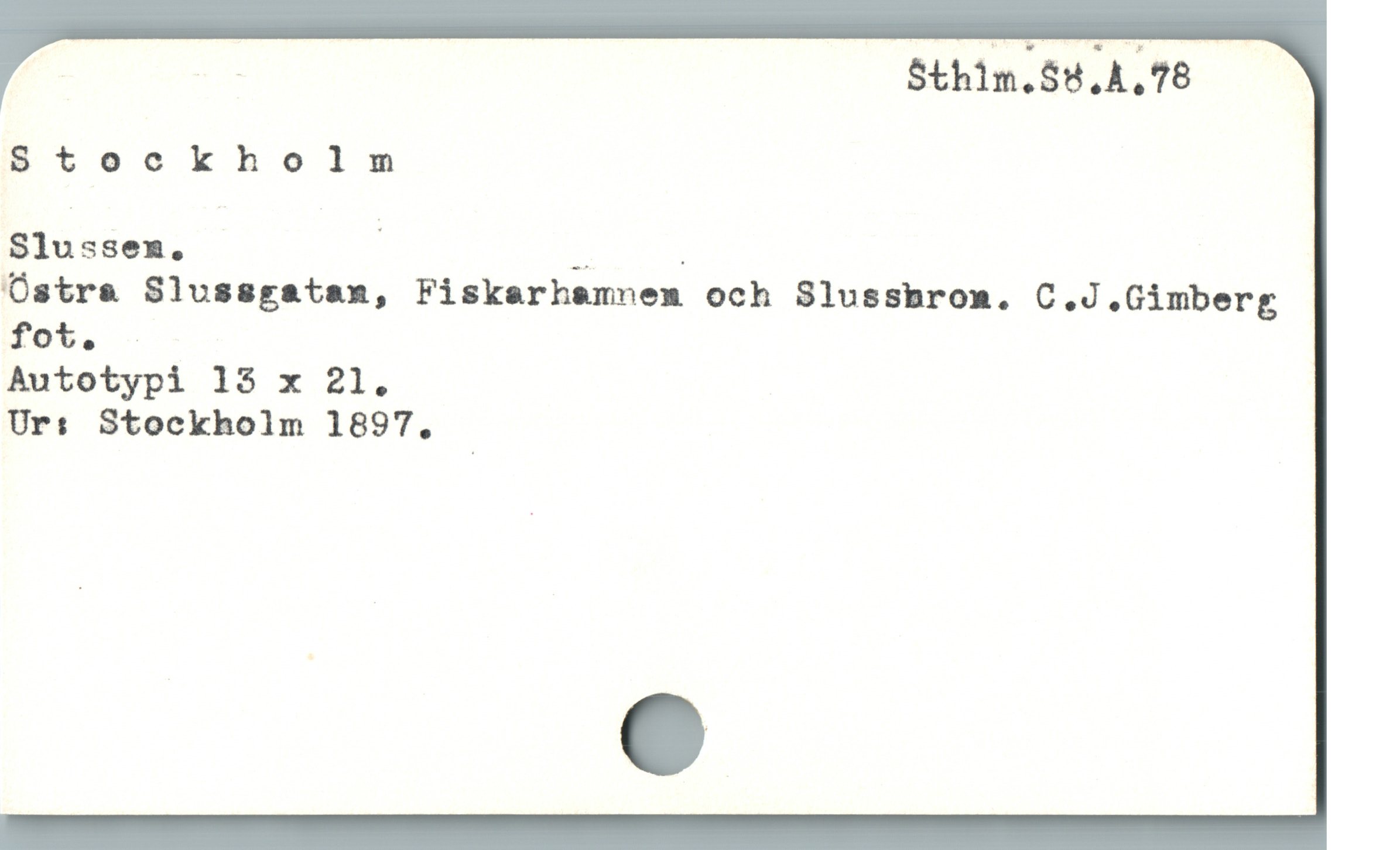  | | Sthim.Su, A. 78
Stockholm
Slussen. | H |
Östra Slussgatan, Fiskerhemnem och Slussbrom. C.J.Gimberg
fot.
Autotypi 15 x 21.
Ur: Stockholm 1897, |
