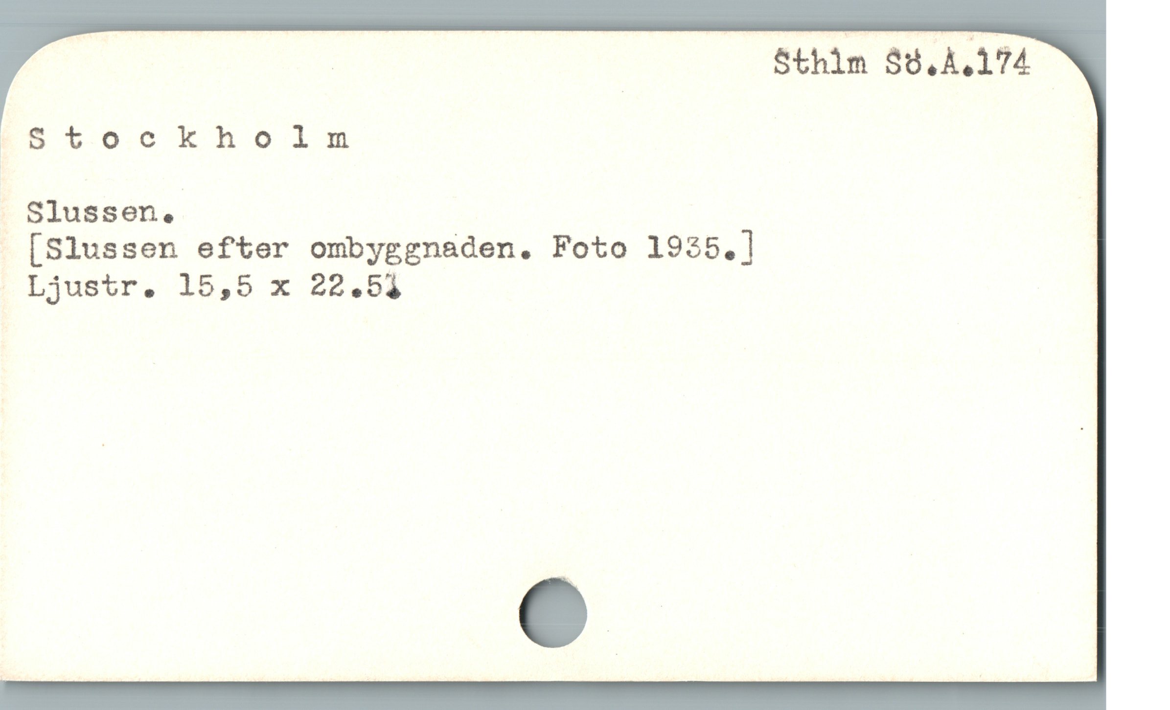  | $thim S5.À.174
| 85t1060ckholnm
; Slussen.'
- [Slussen efter ombyggnaden. Foto 1925.] |
 Ljustr. 15,5 x 22.5i
