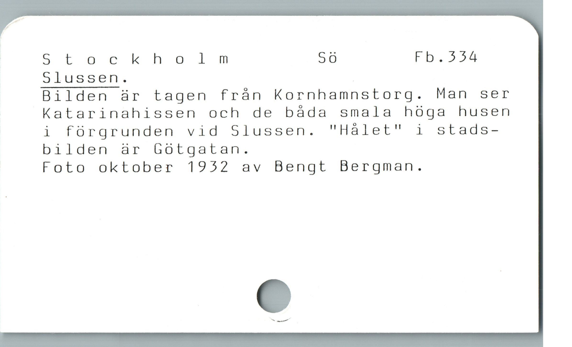  Stockholmm 56 Fb.554
Slussen.

Bilden är tagen frán Kornhamnstorg. Man ser
Katarinahissen och de báda smala hóga husen
i fórgrunden vid Slussen. "Hàlet" i stads-
bilden är Gótgatan.

Foto oktober 1952 av Bengt Bergman.
