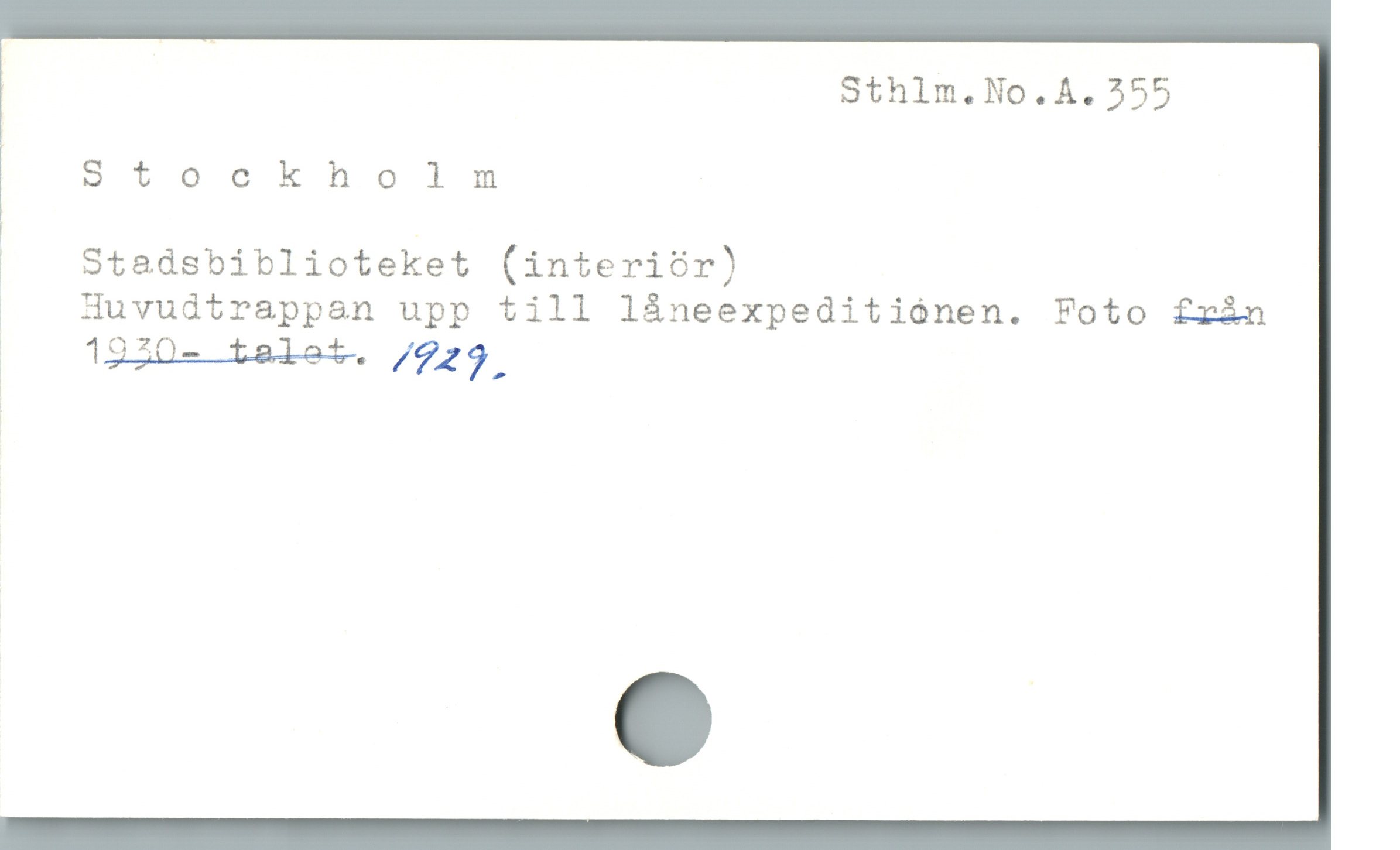  Sthlm.No.A. 355
[ Stockholmnm
|
|  Stadsbiblioteket (interiór)
Huvudtrappan upp till láneexpeditiónen. Foto från
| 0220-—talet. /229

