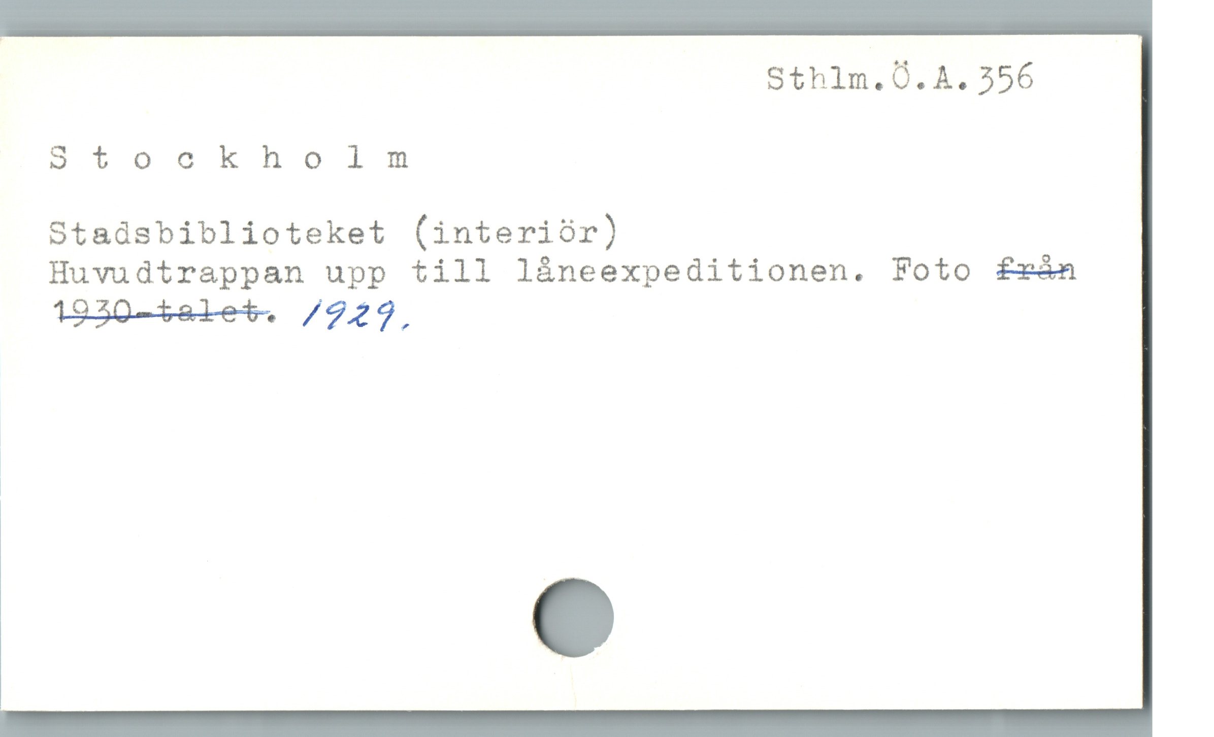  Sthlm.Ö.A. 356
Stockholm
Stadsbiblioteket (interiór)
Huvudtrappan upp till láneexpeditionen. Foto från
1930-4elet. /229.
i
|
