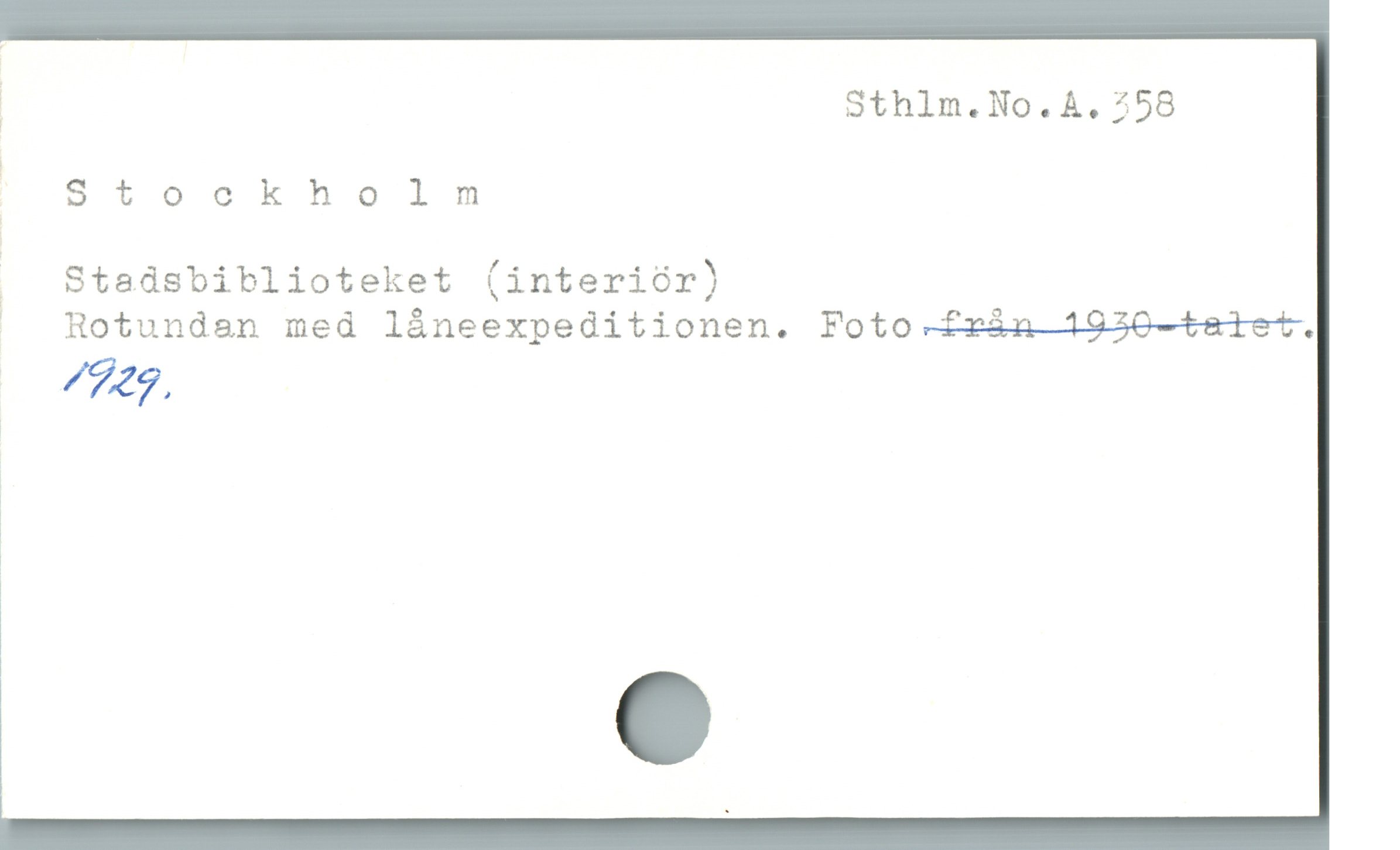  | Sthlm.No.À. 458

| Stoockholm

/ Staásbiblioteket (interiór)

|» J Rotundan med láneexpeditionen. Foto-£rín . 1920—talet.
/72,

i

w e
