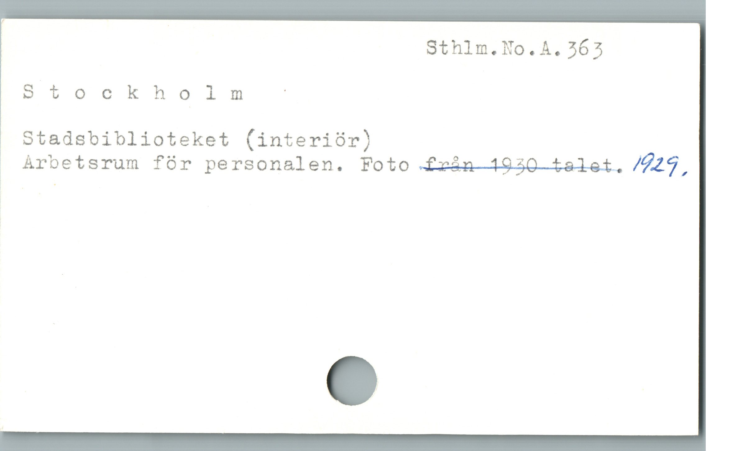  Sthlm.No.A. 363
Stockholm |
Stadsbiblioteket (interiör)
Àrbetsrum för personalen. Foto från 1930 tslet. /724,
