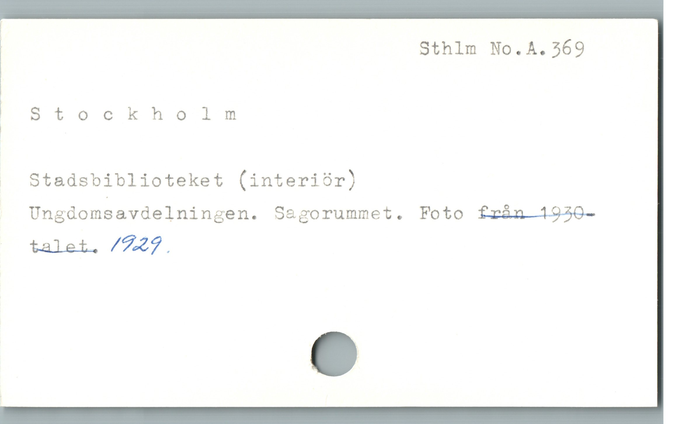  Sthlm No.A. 369
|.Stockholmnm
|
| Stadsbiblioteket (interiór)

Ungdomsavdelningen. S&gorummet. Foto från 1930-
— talet. /7227.
