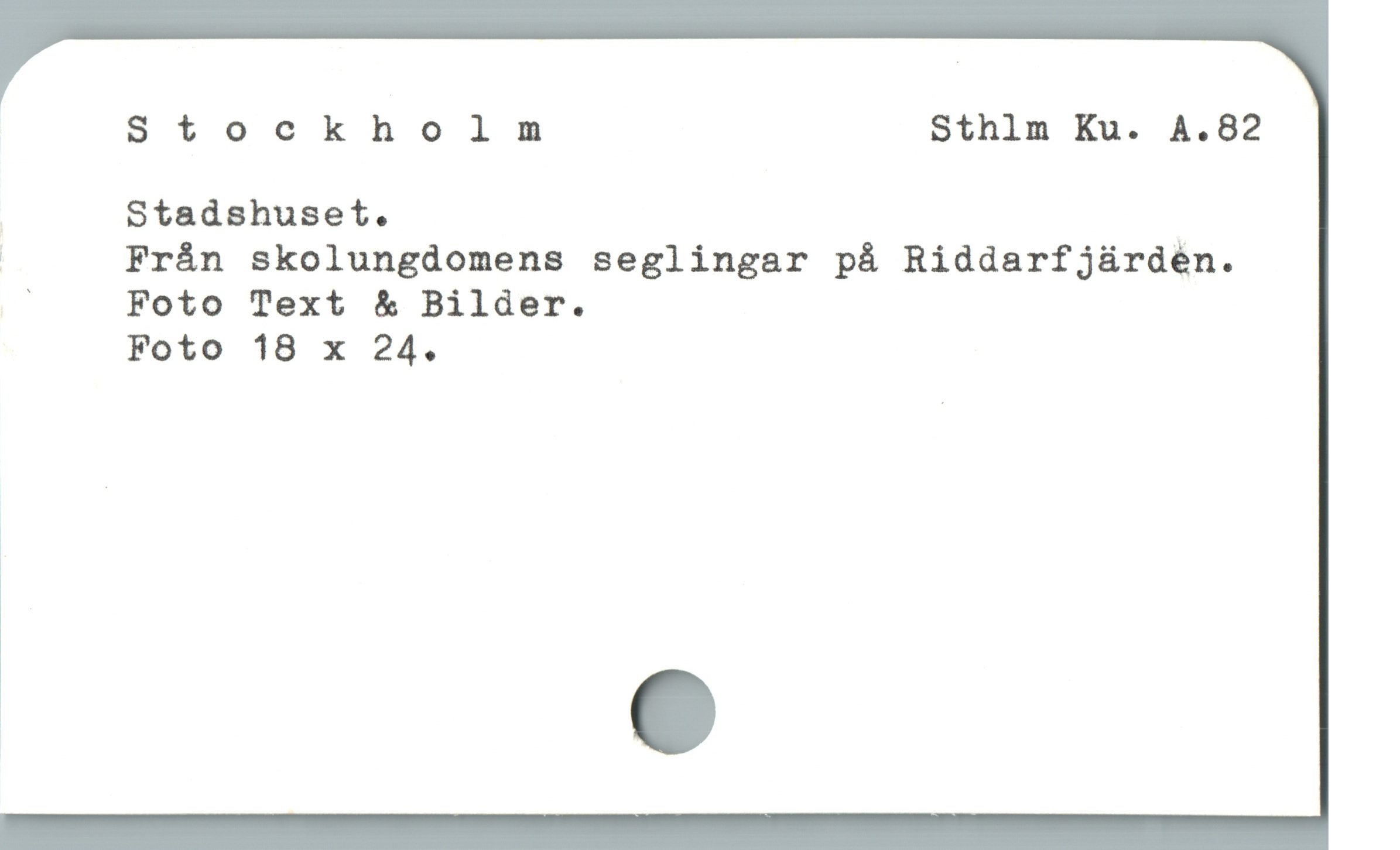  Stockholm Sthlm Ku. A.82
| Stadshuset.
| Frán skolungdomens seglingar på Riddarfjürdén.
| Foto Text & Bilder.
Foto 18 x 24.
|
