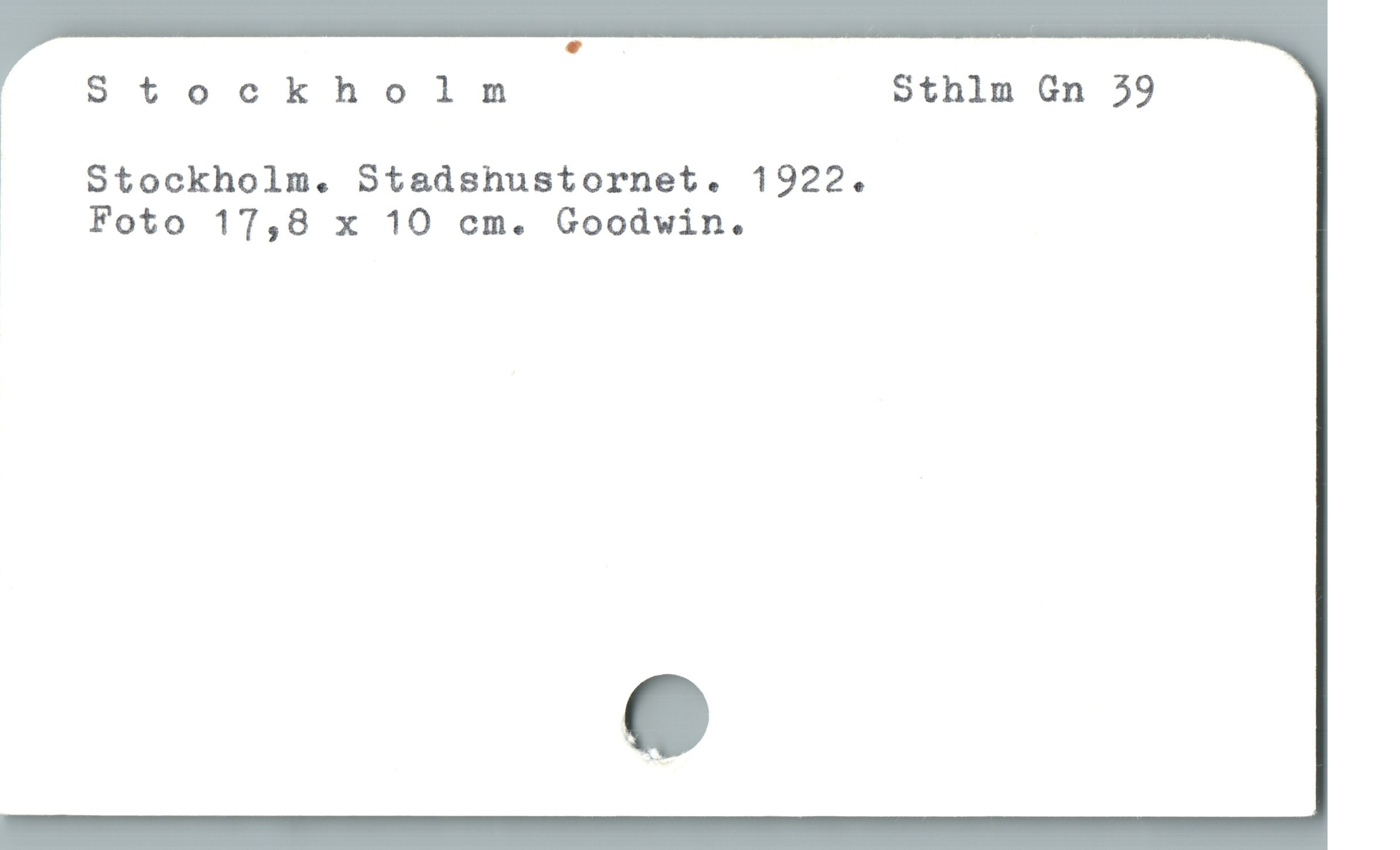  * .
Stockholn Sthlm Gn 39
! Stockholm. Stadshustornet. 1922.
| Foto 17,8 x 10 cm. Goodwin.
