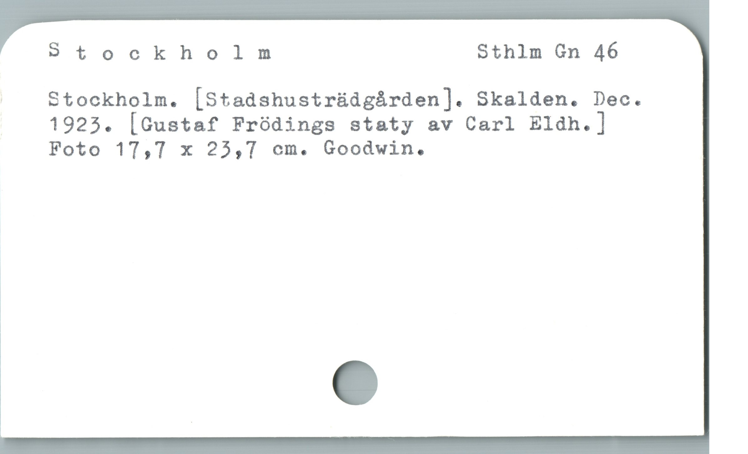  3Stockholm Sthlm Gn 46

|  $tockholm. [Stadshustrüdgárden]. Skalden. Dec.
1925. [Gustaf Fródings staty av Carl Eldh.]
Foto 17,7 x 25,7 cm. Goodwin.

1
