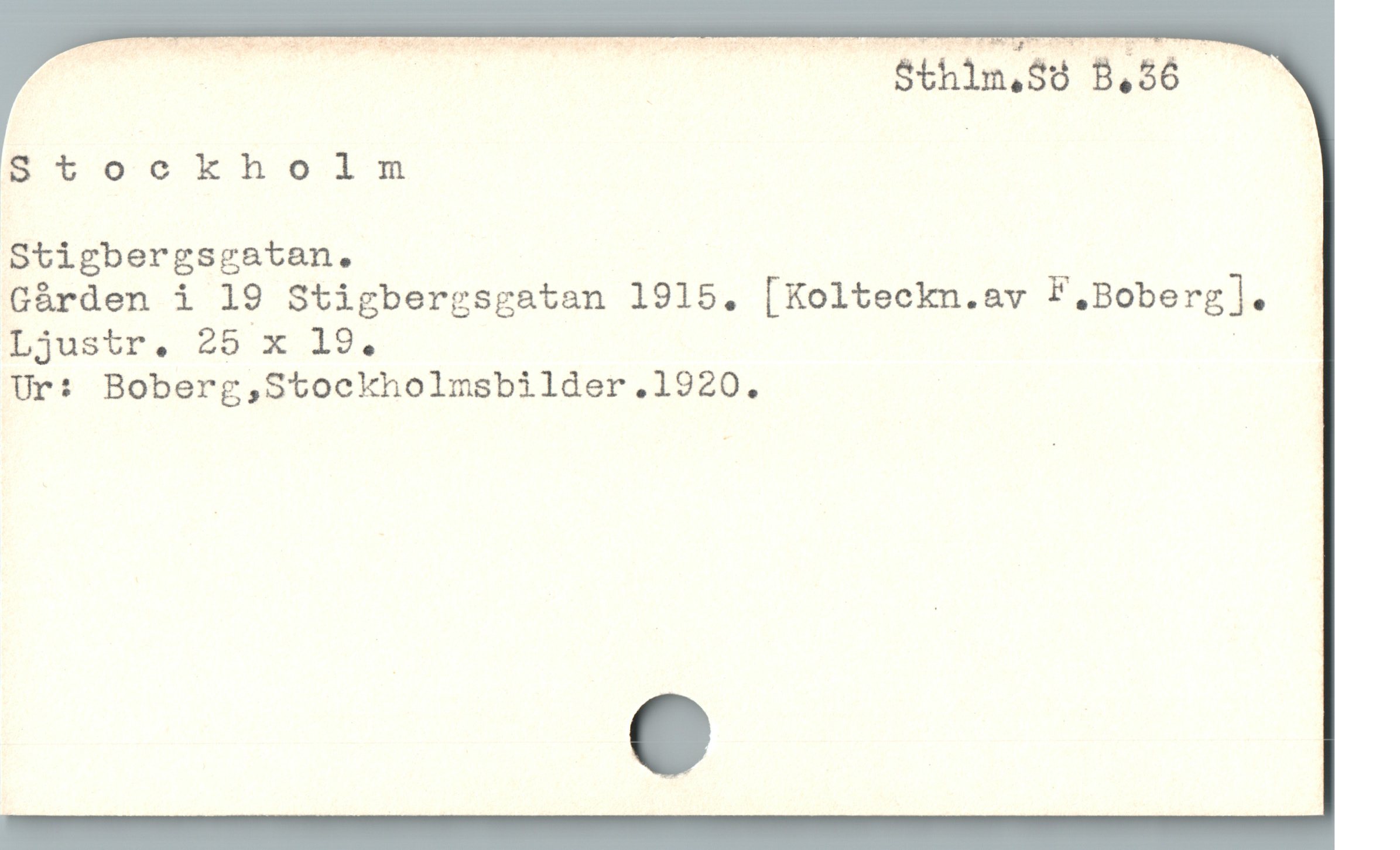  p— Ó RRR N — Sthlm.åö 3.36
Btocokhrlöln
Stigbergsgatan. ;
Gárden i 19 Stigbergsgatan 1915. [Kolteckn.av F.Boberg]. -
Ljustr. 25 x 19. | |
Ur: Boberg,Stockholmsbilder.1920.
