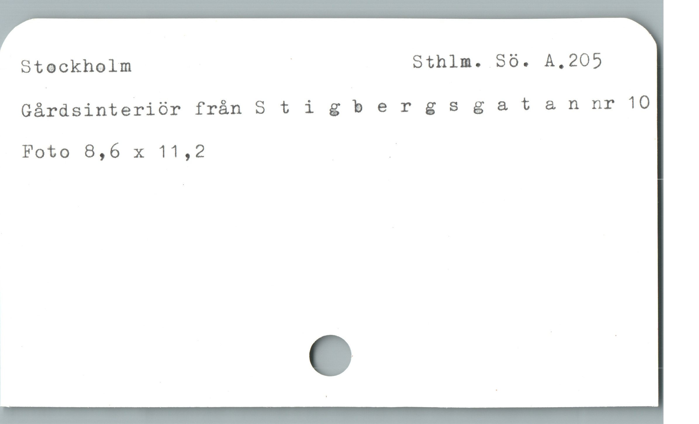  Stockholm " Sthlm. Sö. A,205
Gårdsinteriör från S tigbergsgatennr 10
Foto 8,6 x 11,2 ] |
