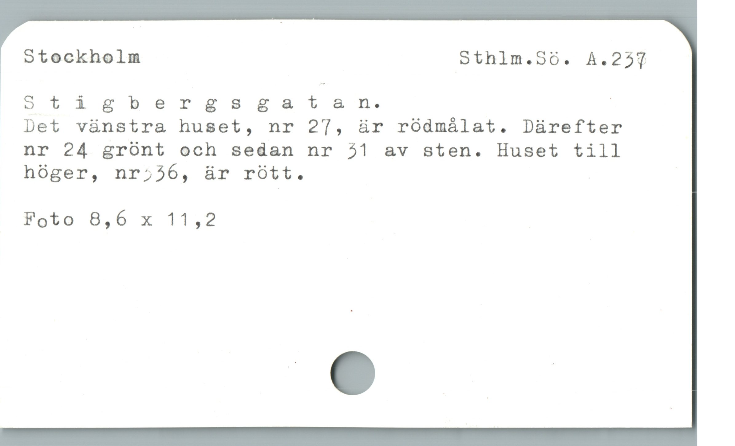  Stockholm Sthlm.S0. A.251
Stigbergsgsatan. '
Det vänstra huset, nr 27, är rödmålat. Därefter
nr 24 grönt och sedan nr 31 av sten. Huset till
hóger, nr556, är rótt. |
Foto 8,6 x 11,2
