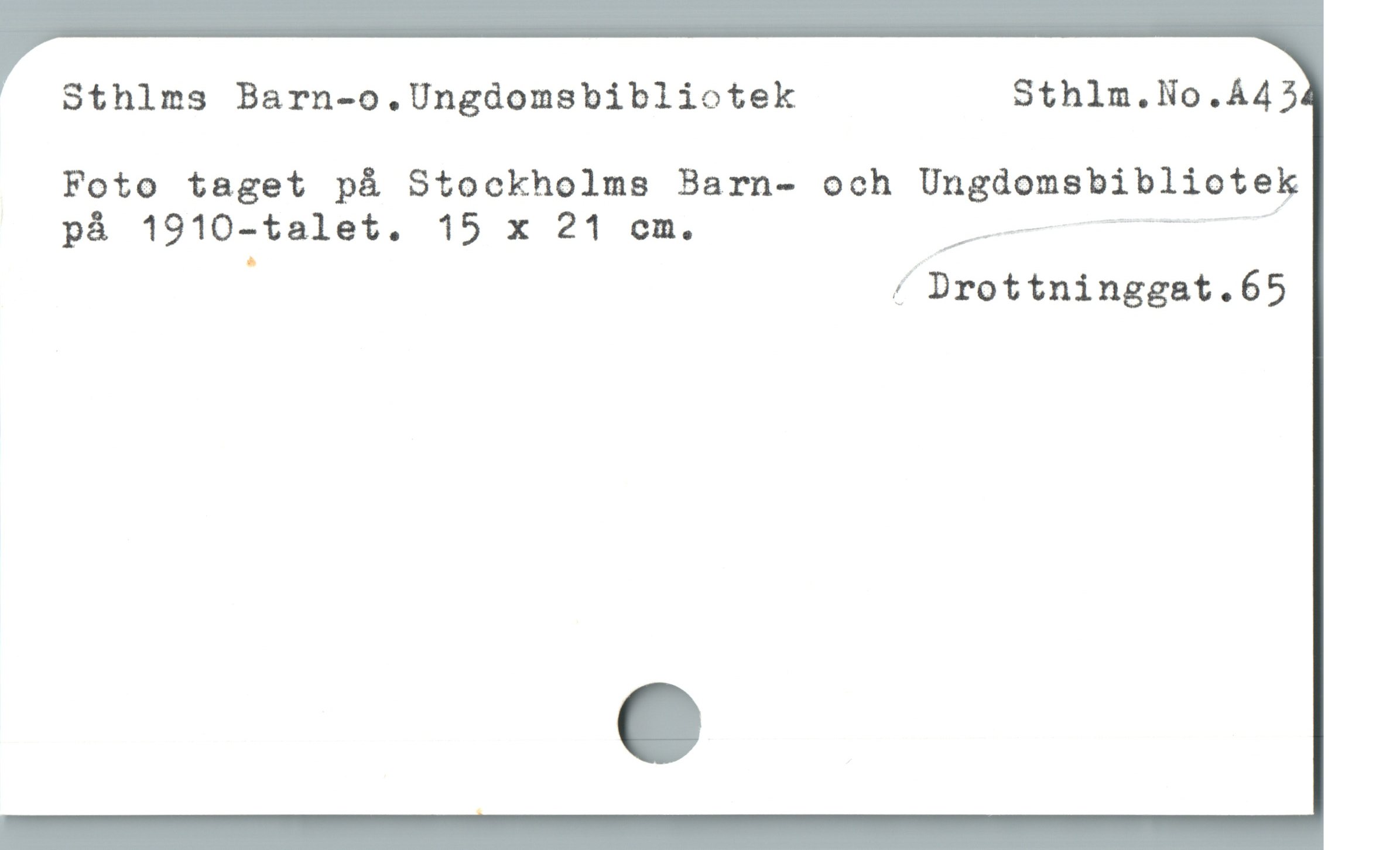 Sthlms Barn-o.Ungdomsbibliotek Sthlm.No.À45
Foto taget på Stockholms Barn- och Ungdomsbibliotek
pà 1910-talet. 15 x 21 cm. ——

/ Drottninggat.65
