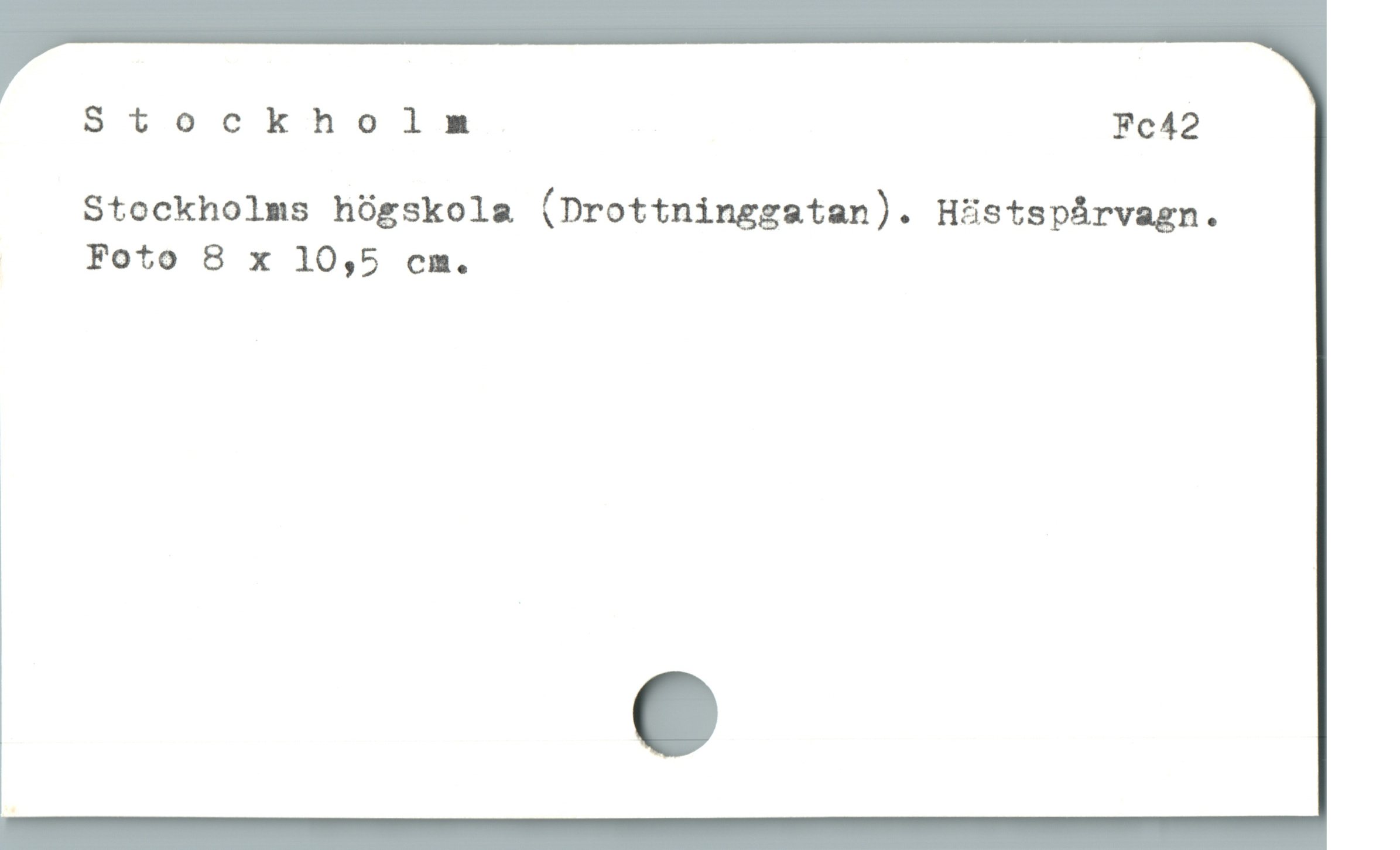  Stockholm Fc42
Stockholms hógskola (Drottninggatan). HHstspárvagn.
| Foto 8 x 10,5 cm.

