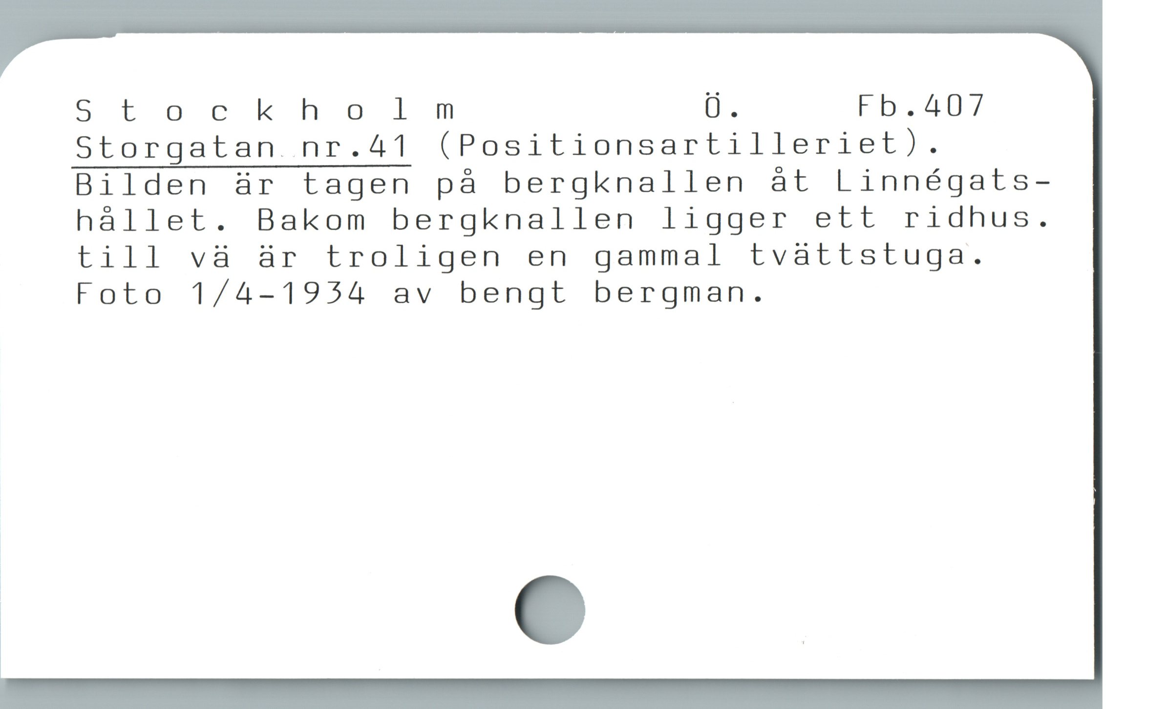  Stockhol m Ü. Fb.407
Storgatan nr.41 (Positionsartilleriet).
Bilden är tagen på bergknallen àt Linnégats-
hállet. Bakom bergknallen ligger ett ridhus.
till và är troligen en gammal tvàattstuga.
Foto 1/4-1954 av bengt bergman.

* e
