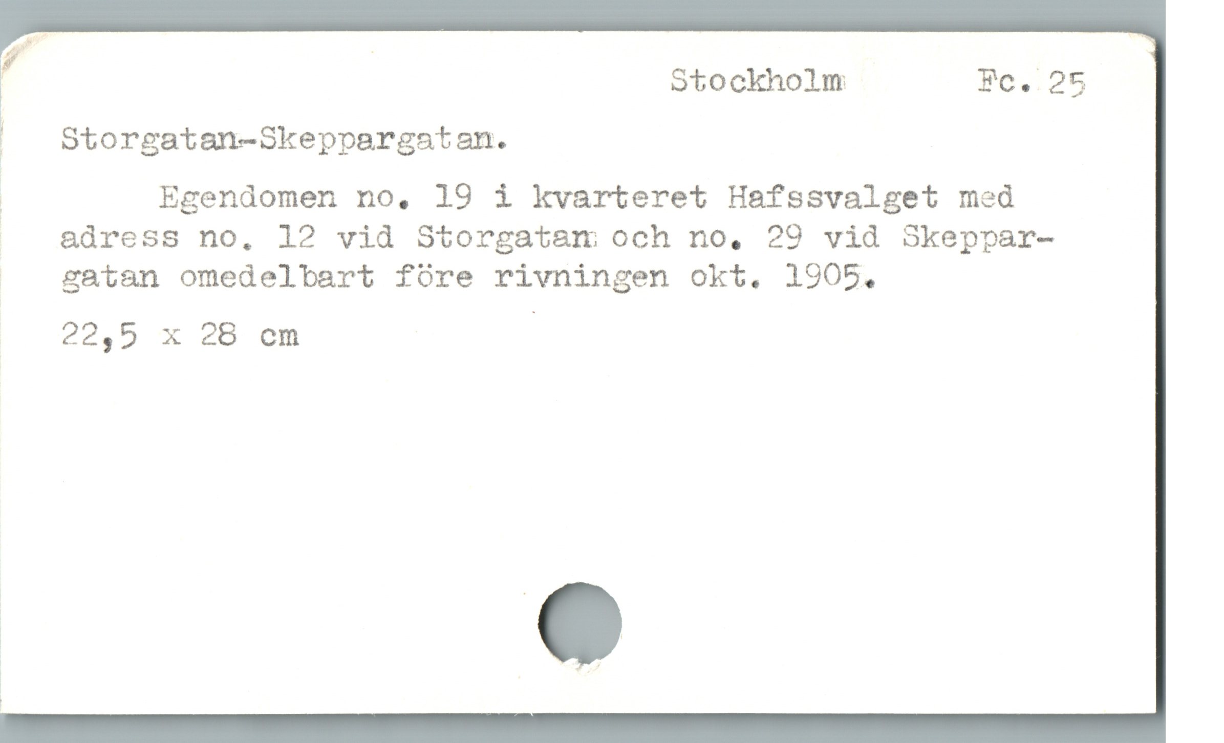  4 | Stockholm Fc. 25
|» J Storgaten-Skeppargatan.
Egendomen no, 19 i kvarteret Hafssvalget med
|  &dress no. 12 vid Storgatam och no,. 29 vid Skeppar-
.  gatan omedelbart före rivningen okt. 1905,

22,5 x 28 em |
