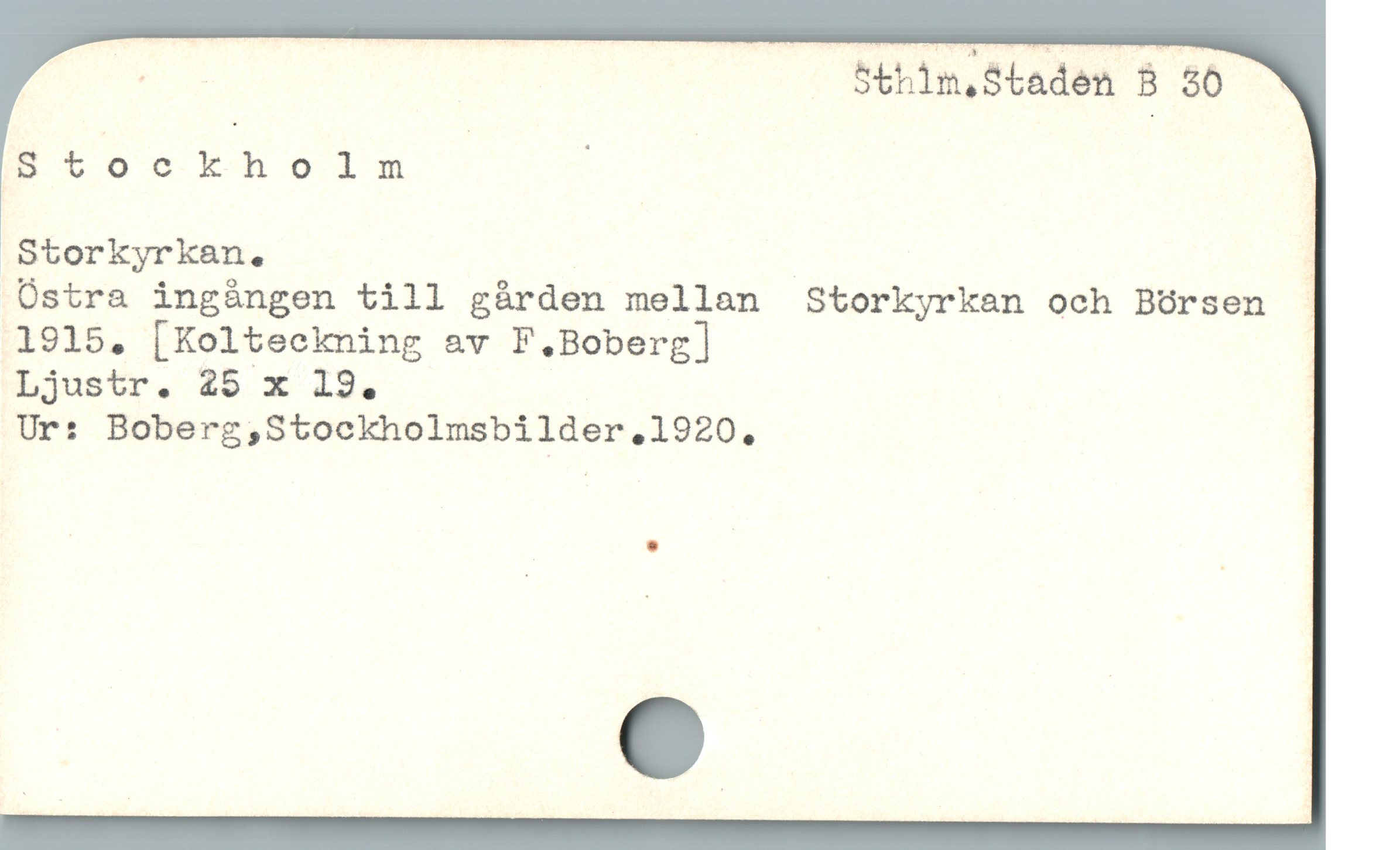  s 5thim,Staden 8 30 4
8 & ockholm ; |
Storkyrkan. |
Östra ingången till gården mellan Storkyrkan och Börsen -
1915. [Kolteckning av F.Boberg] |
Ljustr. 25 x 19.
Ur: Boberg,Stockholmsbilder,1920.
