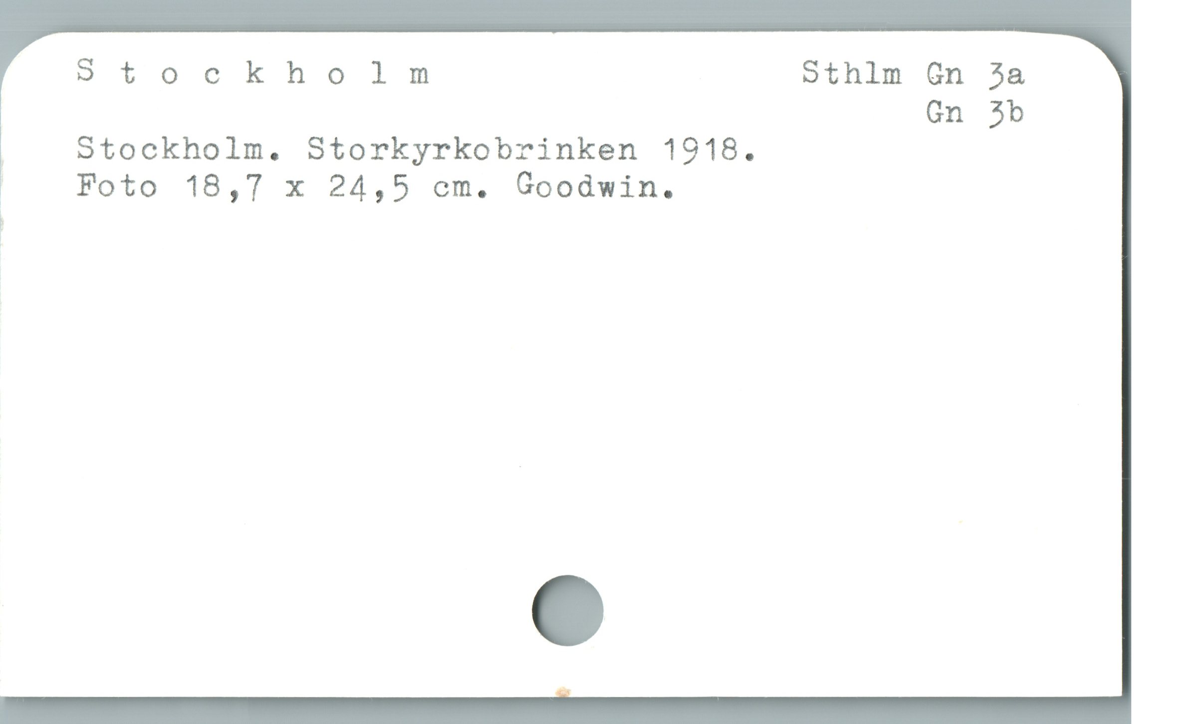  Stockholm Sthlm Gn 3a
Gn 3b
Stockholm. Storkyrkobrinken 1918.
, Foto 18,7 x 24,5 cm. Goodwin.
!
