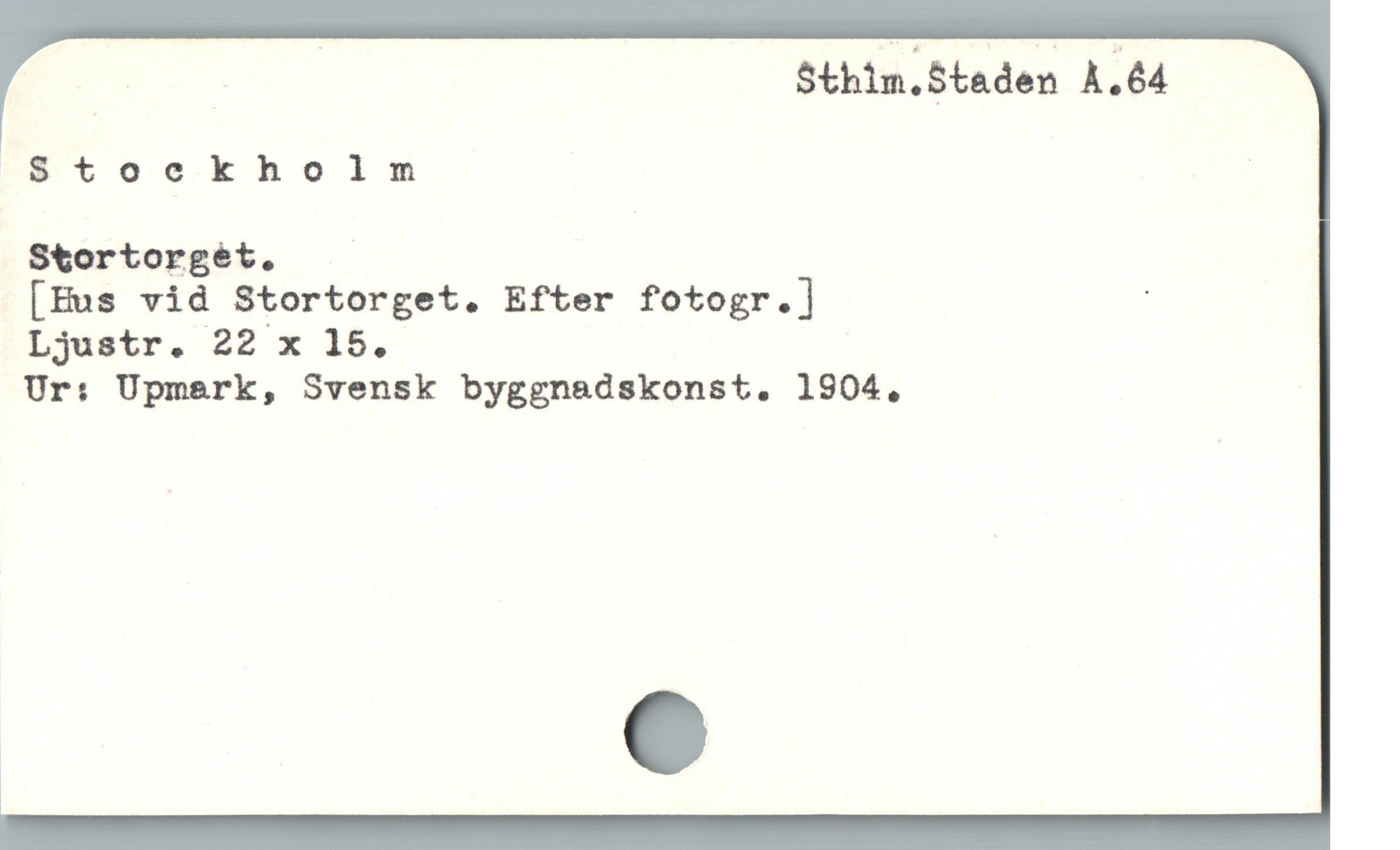  p . Sthim.5taden À.64
^s toeockholm |
Stortorgét. ;
[Eus vid Stortorget. Efter fotogr.] ;
Ljustr. 22 x 15.
Ur: Upmerk, Svensk byggnadskonst. 1904,
æ e
