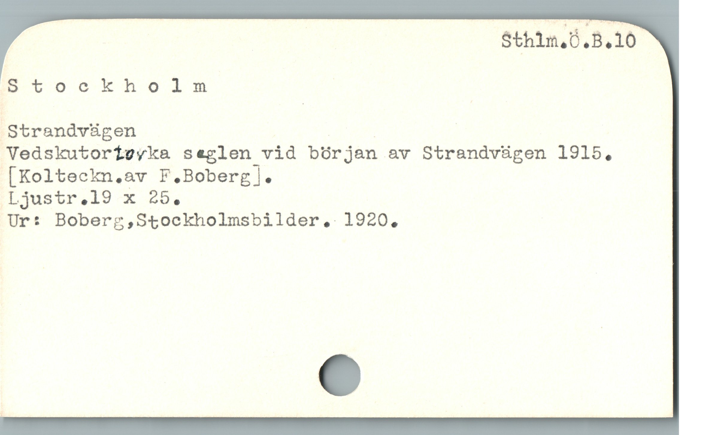  | Sthin,Ó.B.10
BUutockholnmn
Strandvügen ii |
Vedskutortveyka seglen vid början av Strandvügen 1915,
[Kolteckn.av F.Boberg].
Ljustr,.19 x 25.
Ur: Boberg,Stockholmsbilder, 1920,
