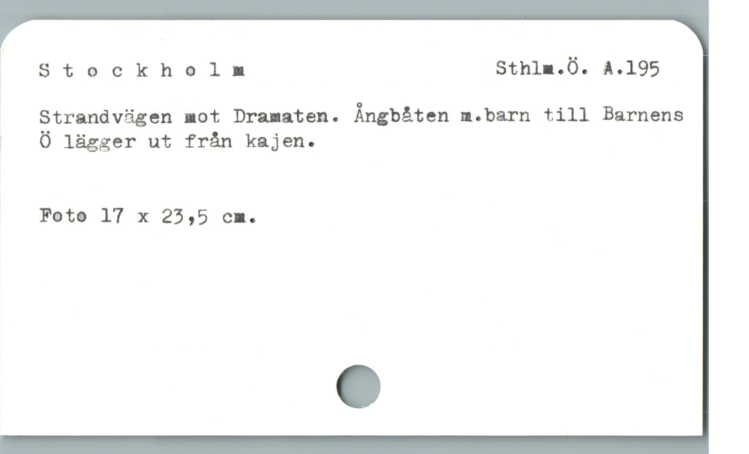  Stockholm Sthlm.Ü. A.195
|  Strandvügen mot Dramaten. Ångbåten m.barn till Barnens
.. 6 lägger ut frán kajen.
Foto 17 x 25,5 cm.

