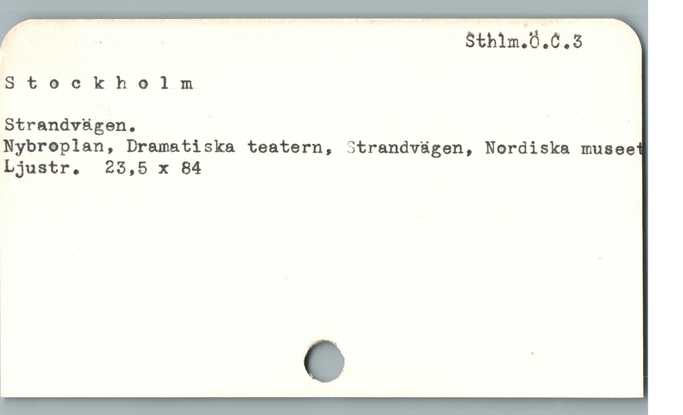  r _ . Sthim.ö.C.3
Stockholm

Strandv&ügen. |
Nybroplan, Dramatiska teatern, Strandvügen, Nordiska musee
Ljustr, 23,5 x 84
