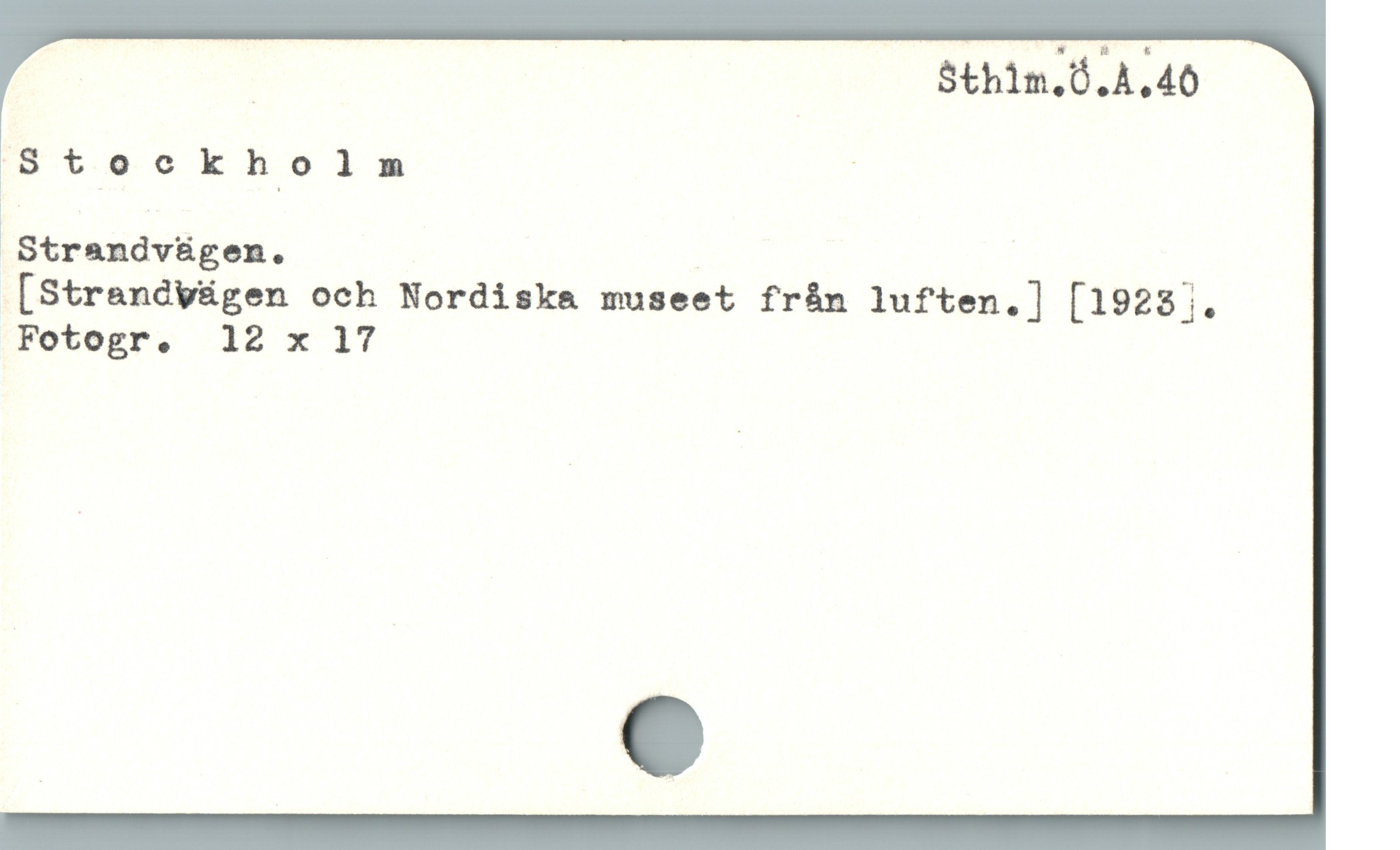  " | Sth1m,Ó.A,40
Stockholm |
* Strandvägen. | j
[Stranéügen och Nordiska museet från luften.] [1923].
Fotogr. 12 x 17
