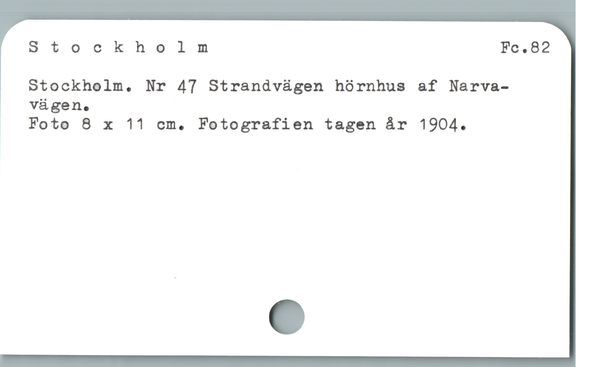  Stockholm Fc.82
Stockholm. Nr 47 Strandvügen hórnhus af Narva-
vügen.,

Foto 8 x 11 cm. Fotografien tagen år 1904.
