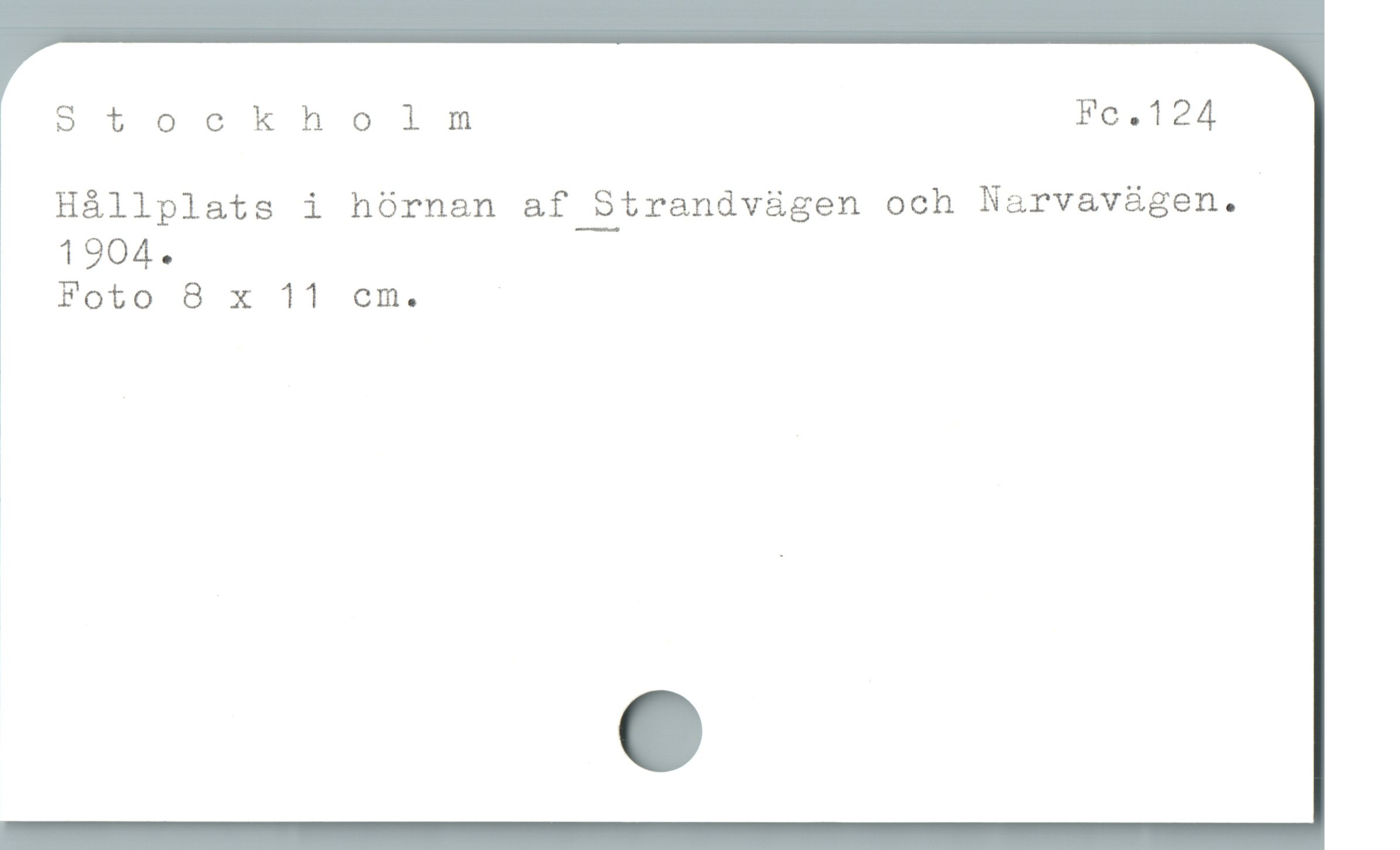  Stockholm Fc.124
Hállplats i hórnan af Strandv&gen och Narvavàgen.
1904.
Foto 8 x 11 em.

1
