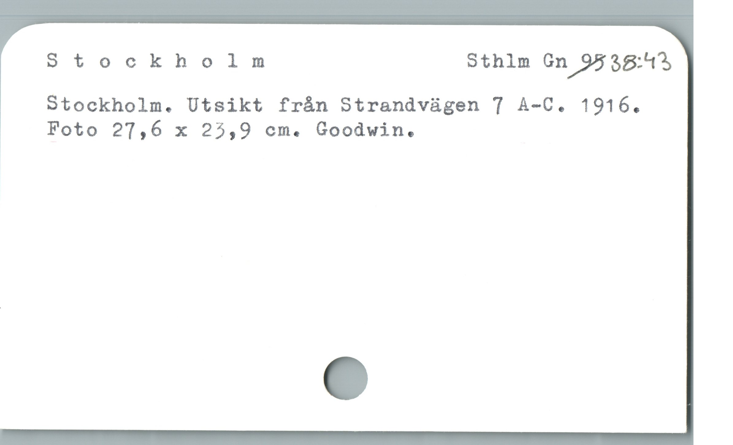  Stockholm SthlmGn)»S'?,B:"i%
Stockholm. Utsikt från Strandvägen 7 A-C. 1916.
Foto 27,6 x 25,9 cm. Goodwin.
