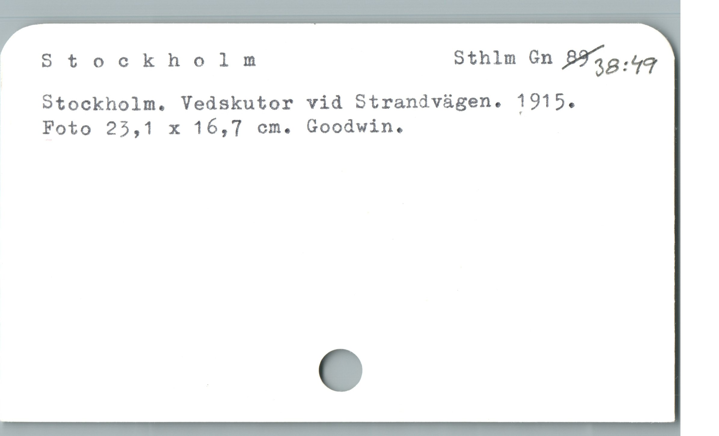  oo0xv8tockholnm Sthlmana/sg:%
» Stockholm. Vedskutor vid Strandvügen. 1915.
' Foto 25,1 x 16,7 cm. Goodwin.
