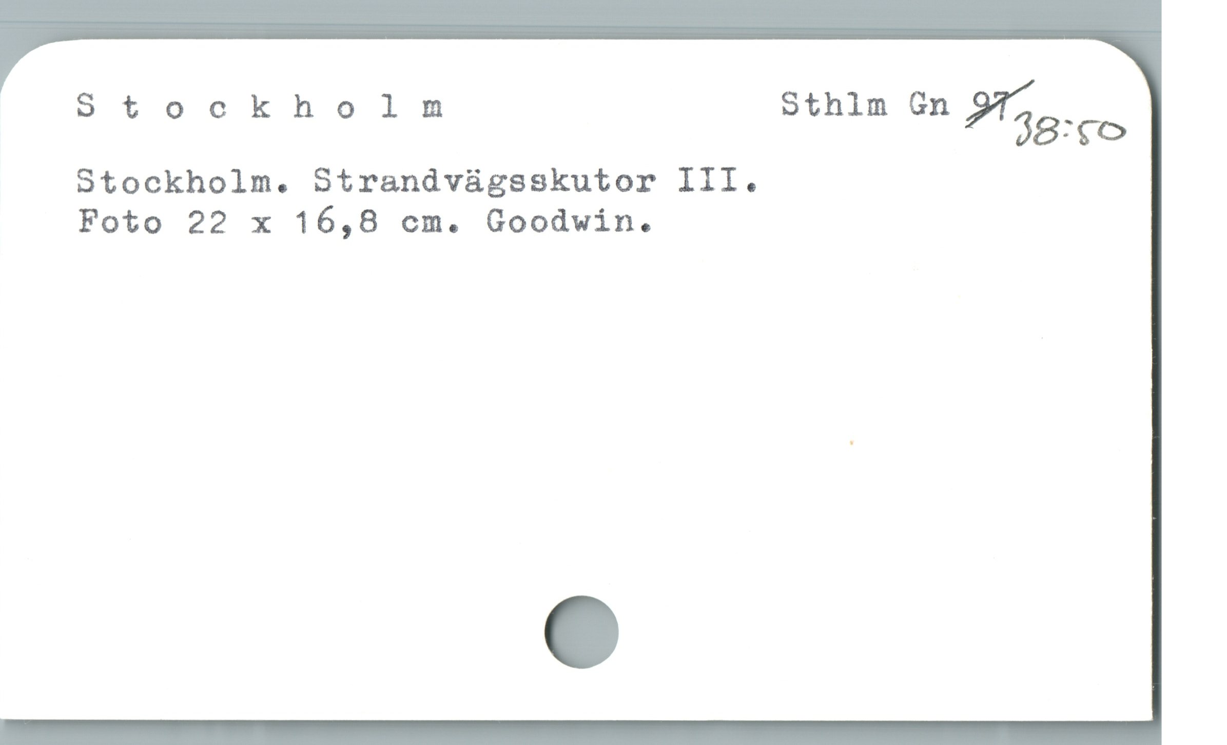  Stockholn Sthlm Gn
9 56:cc
Stockholm. Strandvügsskutor III.
Foto 22 x 16,8 cm. Goodwin.

