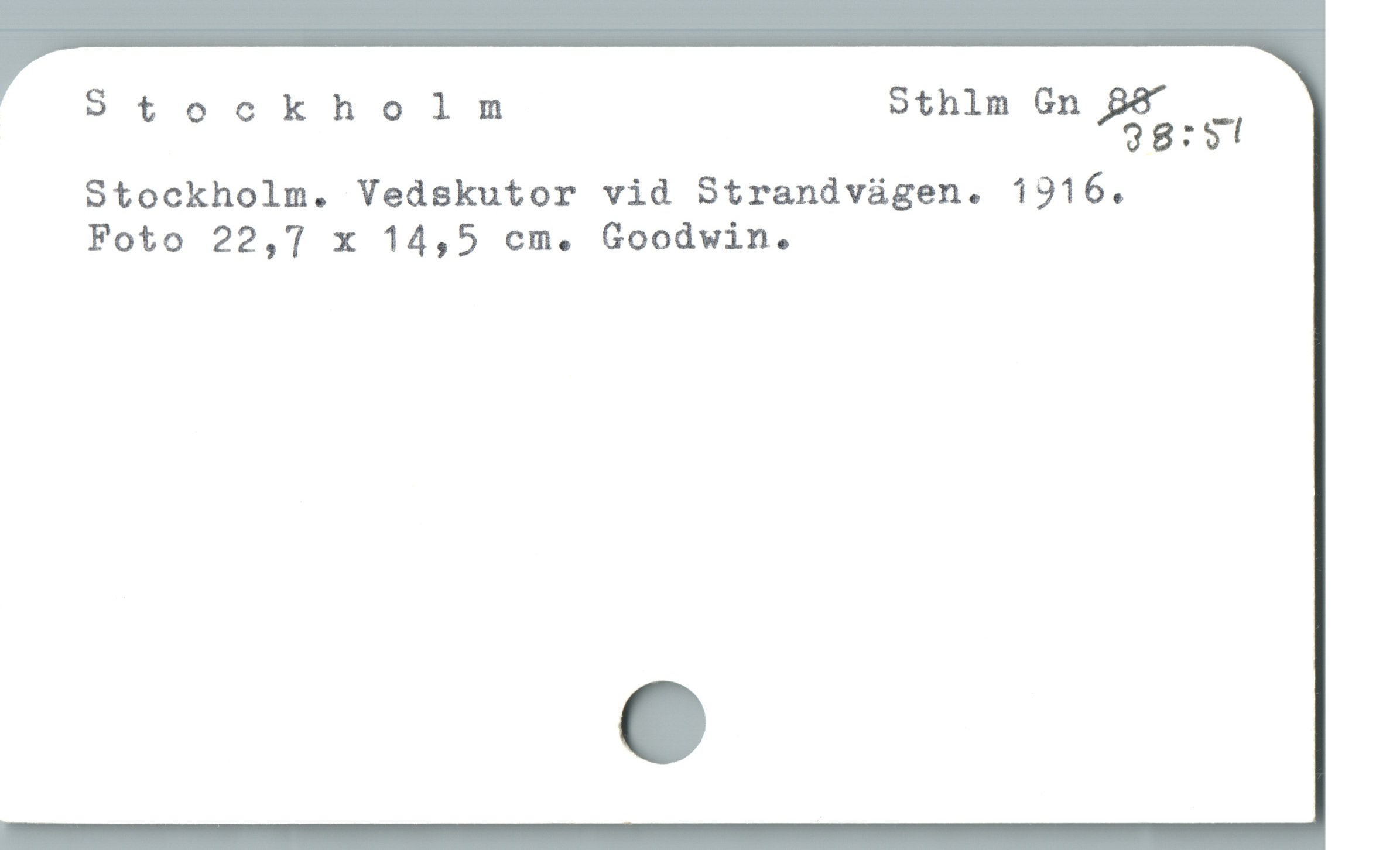  Stockholm Sthlm Gn
'8'38'8:5'1
Stockholm. Vedskutor vid Strandvügen. 1916.
Foto 22,7 x 14,5 cm. Goodwin.
