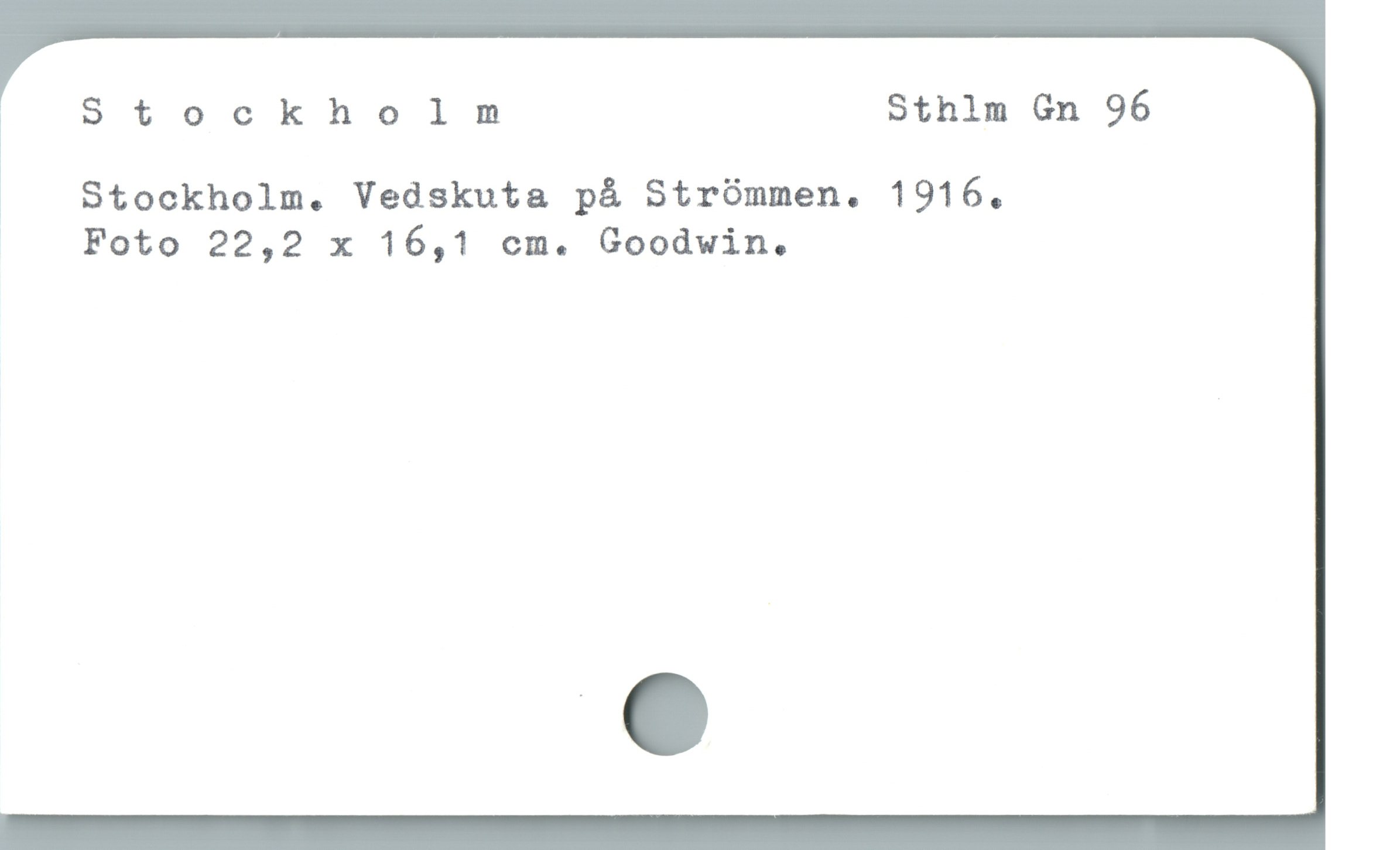  Stockholn Sthlim Gn 96
Stockholm. Vedskuta pá Strómmen. 1916.
Foto 22,2 x 16,1 cm. Goodwin.
