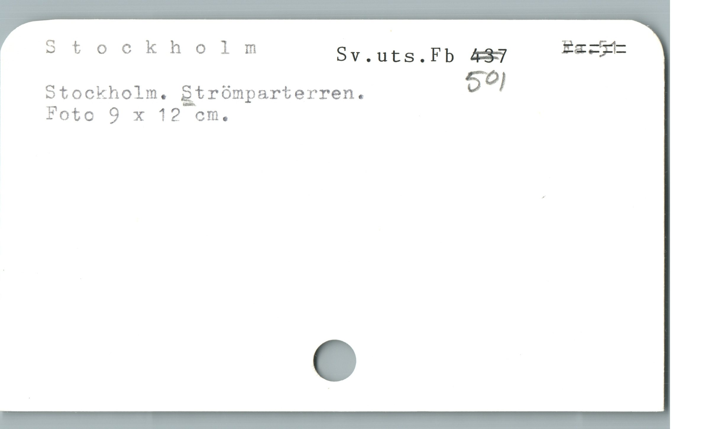  Stockholm Sv.uts.Fb 4337 Eg --
i | : n [ 127
i Stockholm. Btrómparterren.
Ä Foto 9 x 12 cm.
