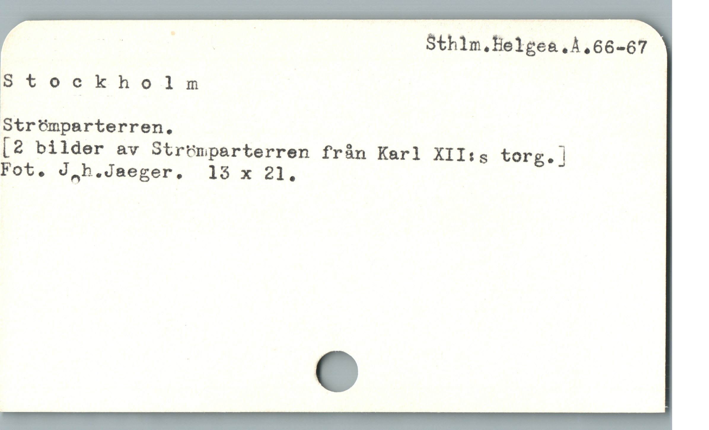  n iL $thlm,Helgea.A,66-67
Stockholm
|
Strüómparterren. E
[2 bilder av Strtmparterren från Kerl XII:s torg.|
Fot. Jjh.Jaeger. 13 x 21.
