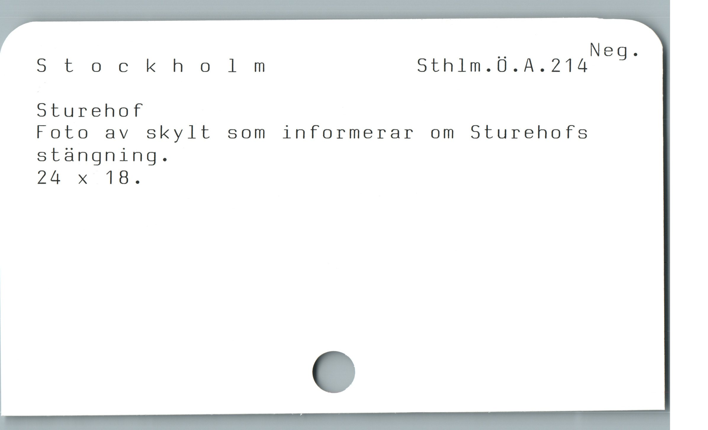  " Neg.
Stockholm Sthlm.0.A.214
Sturehof
Foto av skylt som informerar om Sturehofs
stáàngning.
24 x 18.
