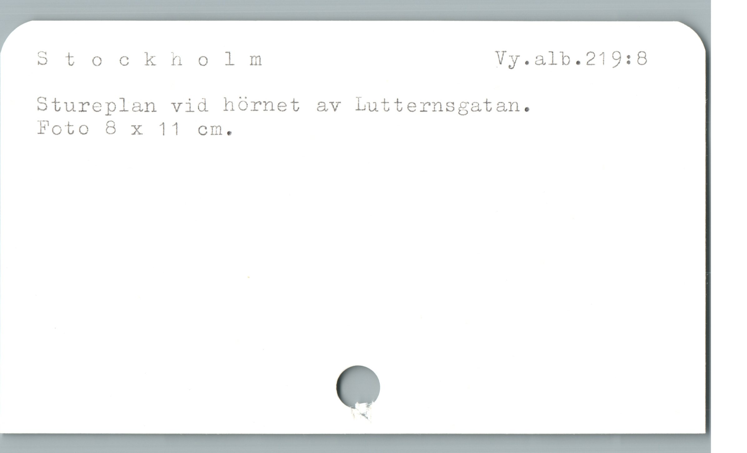  Stocknholm Yy.alb.219:8
Stureplan vid hoórnet av Lutternsgatan.
Foto 8 x 11 cm.

|
