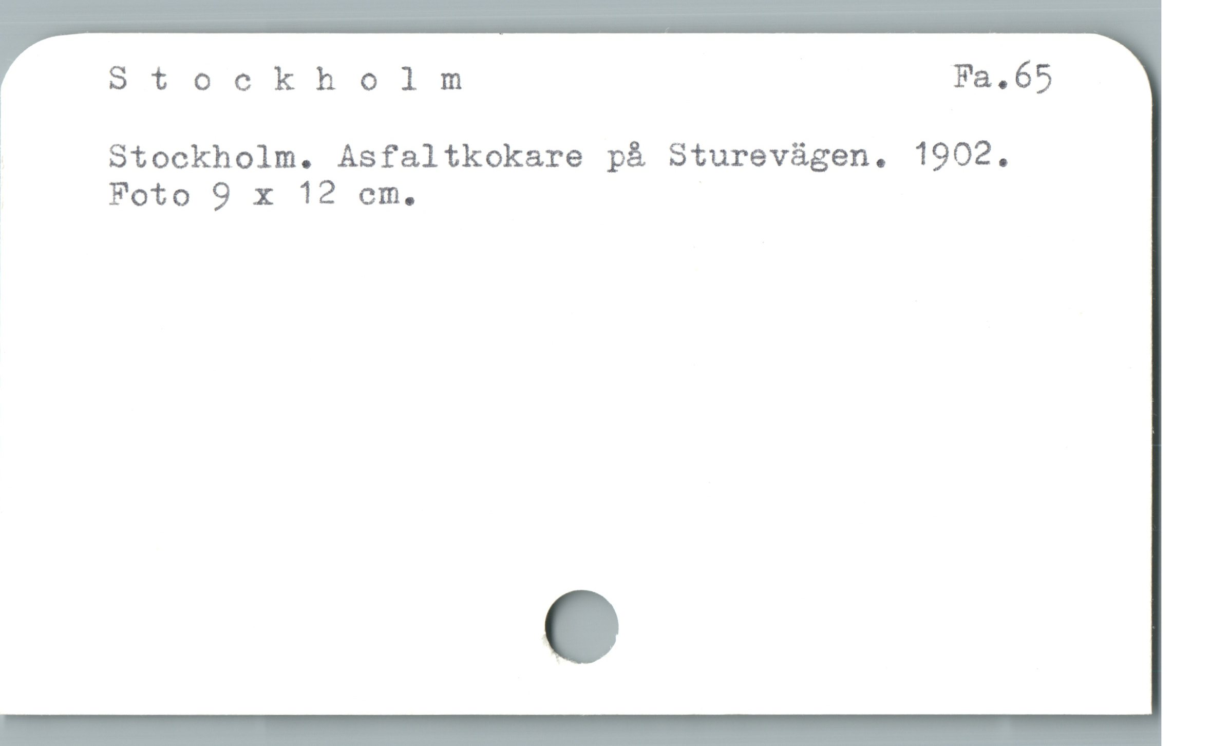  * Stockholm Fa,65
Stockholm. Asfaltkokare p& Stureváügen. 1902.
| Foto 9 x 12 em.

