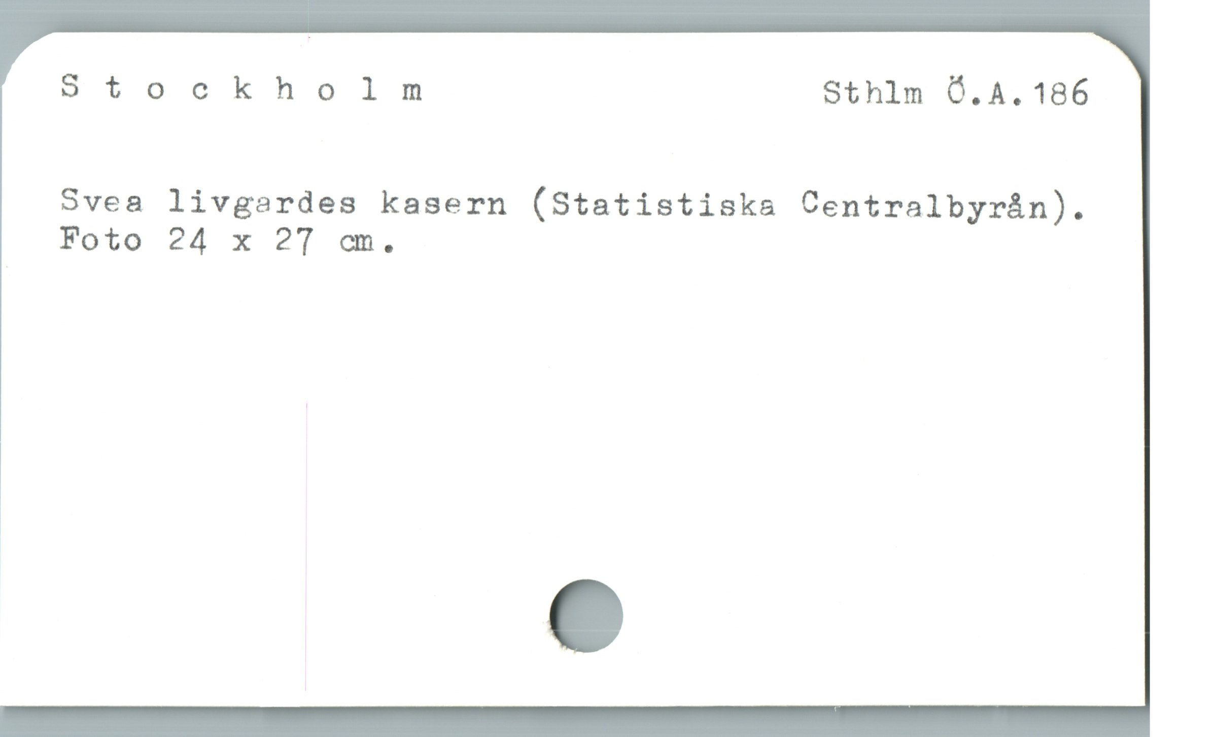  Stockholm Sthlm Ö.A. 186
Svea livgardes kasern (Statistiska Centralbyrån).
Foto 24 x 27 cm.

N e
