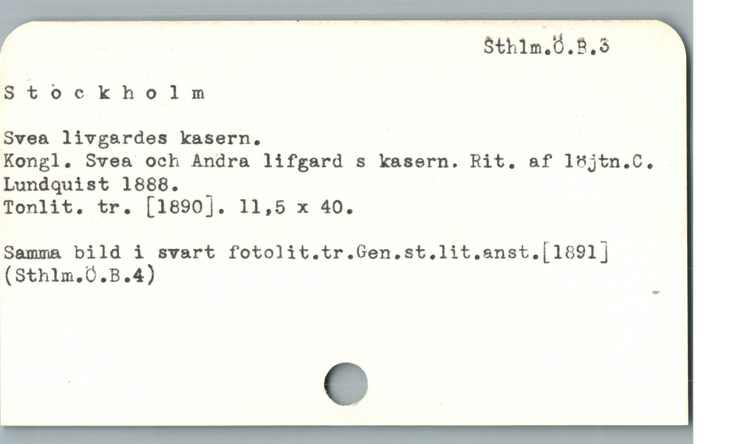  Sthlm.0.8.3
ÉBtookholn
Svea livgardes kasern.
Kongl. Svea och Andra lifgard s kasern. Rit. &f ltüjtn.C.,
Lundquist 1888.
Tonlit, tr. [1890]. 11,5 x 40.
Samma bild i svart fotolit.tr.Gen.st.lit.anst.[1891 ]
(Stnlm.Ó.B.4)
