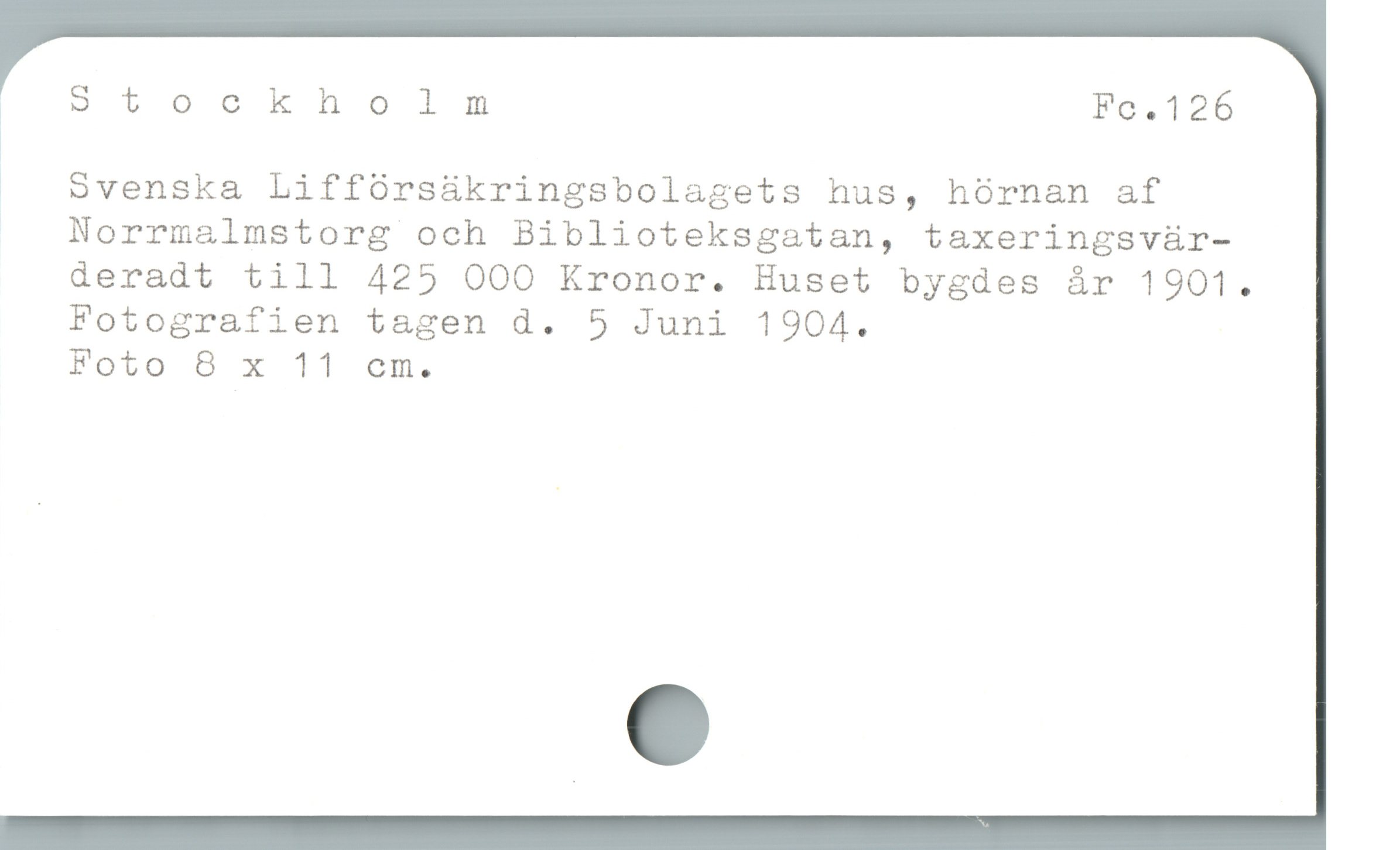  | 8 tockholm Fc.126
Svenska Liffórsükringsbolagets hus, hórnan af
Norrmalmstorg och Biblioteksgatan, taxeringsvür-
deradt till 425 000 Kronor. Huset bygdes ár 1901.
Fotografien tagen d. 5 Juni 1904.
Foto 8 x 11 cm.
