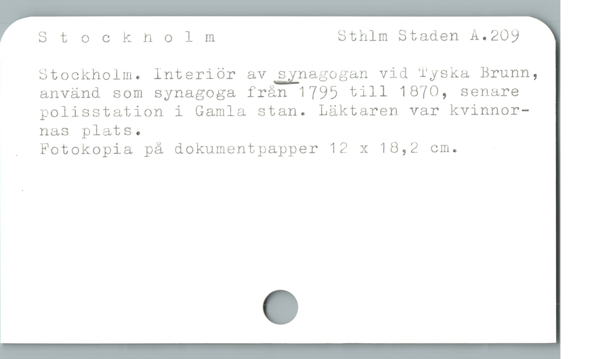  Stocknholm Sthlm Staden A.209
Stockholm. Interiór av synagogan vid Tyska Brunn,
anvünd som synagoga frán 1795 till 1810, senare
polisstation i Gamla stan. L&àktaren var kvinnor-
nas plats.

. Fotokopia pá dokumentpapper 12 x 198,2 cm.
