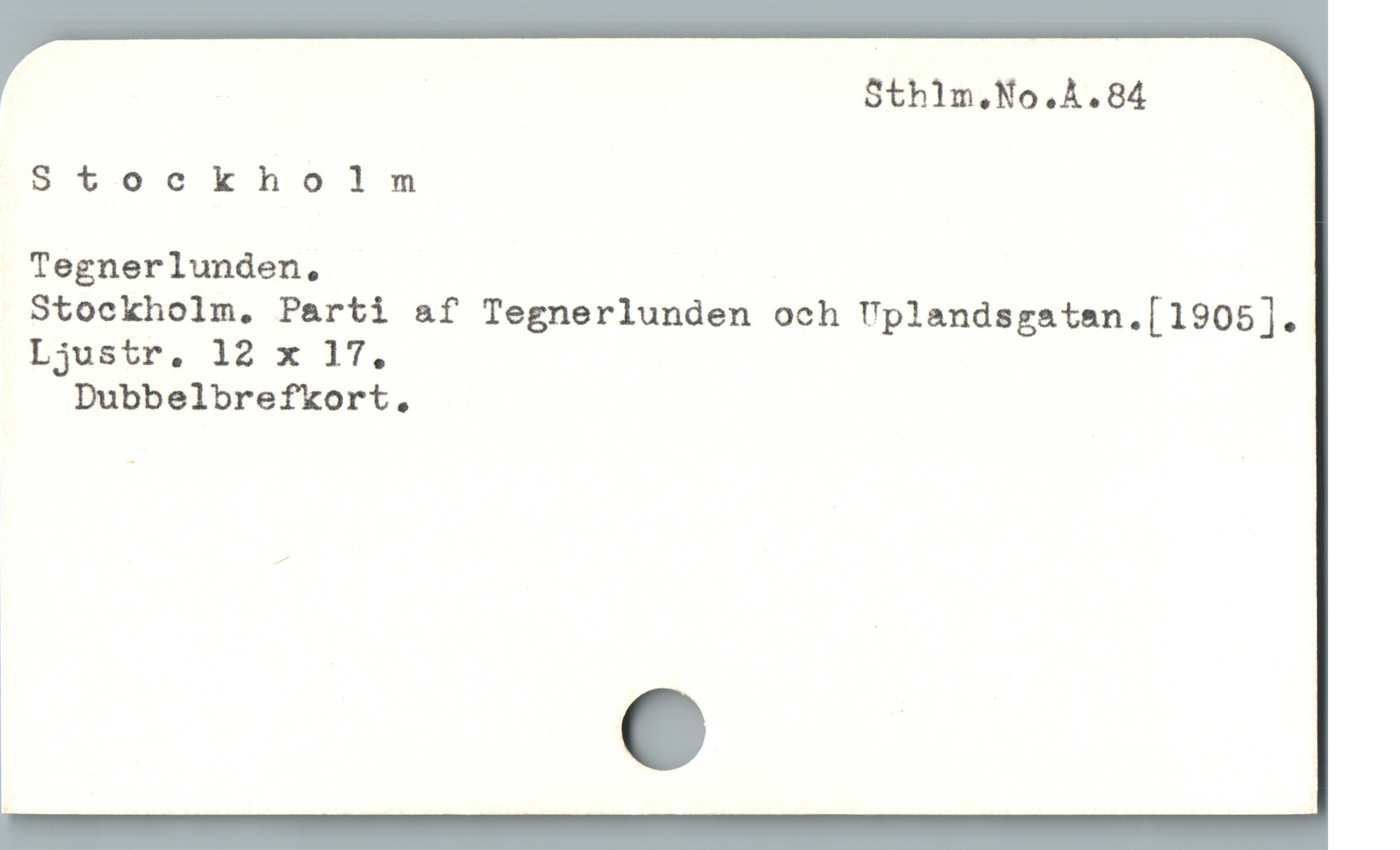  Sthlim.No.A.84
Stockholm
Tegnerlunden,
Stockholm. Parti af Tegnerlunden och Uplandsgatan.[1905].
Ljustr. 12 x 17,
Dubbelbrefkort.
