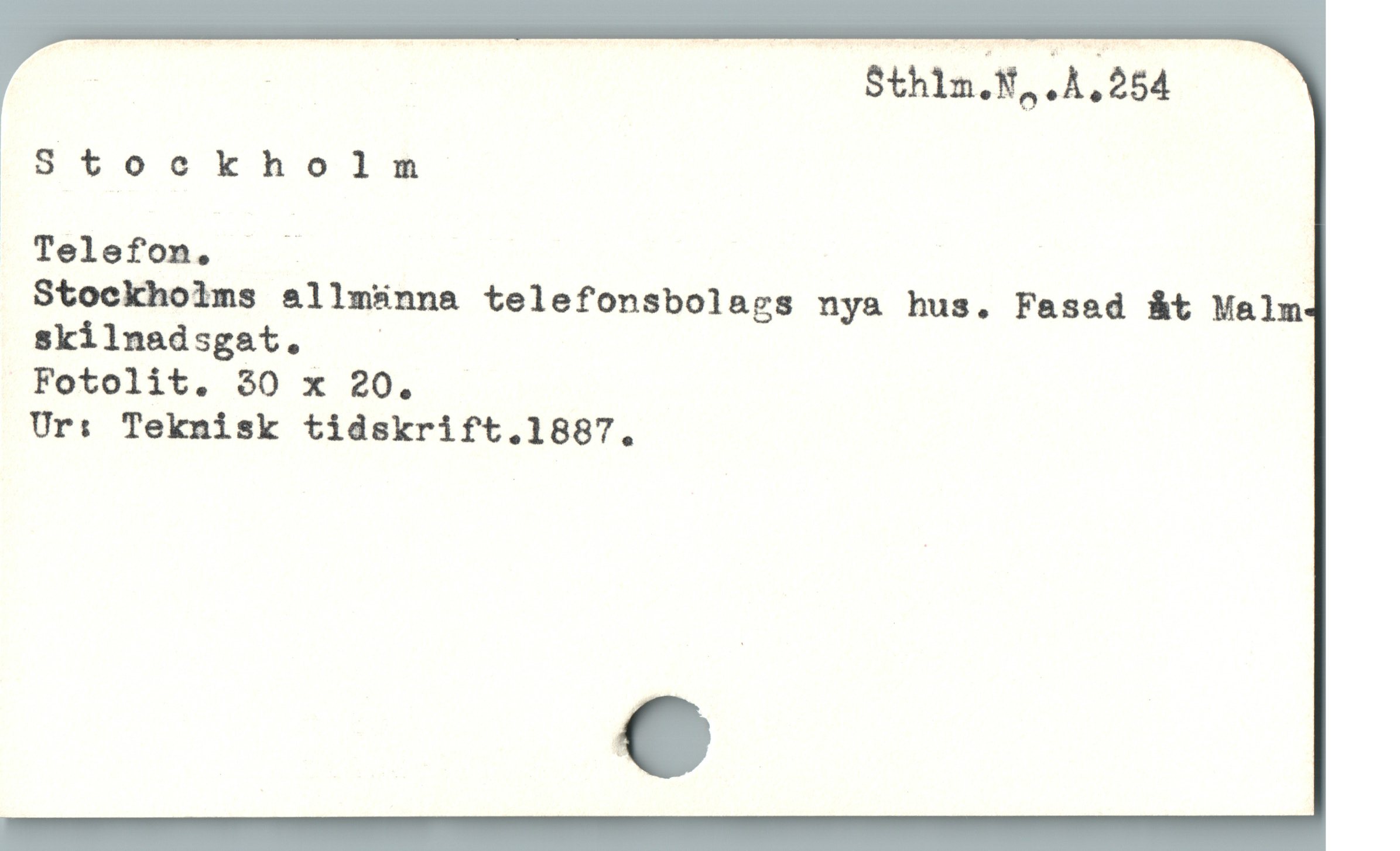  UA i Sthln.N, .A,254
(Stockholns
Telefon.
Stockhoims &llmsnna telefonsbolags nya hus. Fasad åt Malm
skilnadsgat. |
Fotolit. 30 x 20.
Ur: Teknisk tidskrift.1887.
