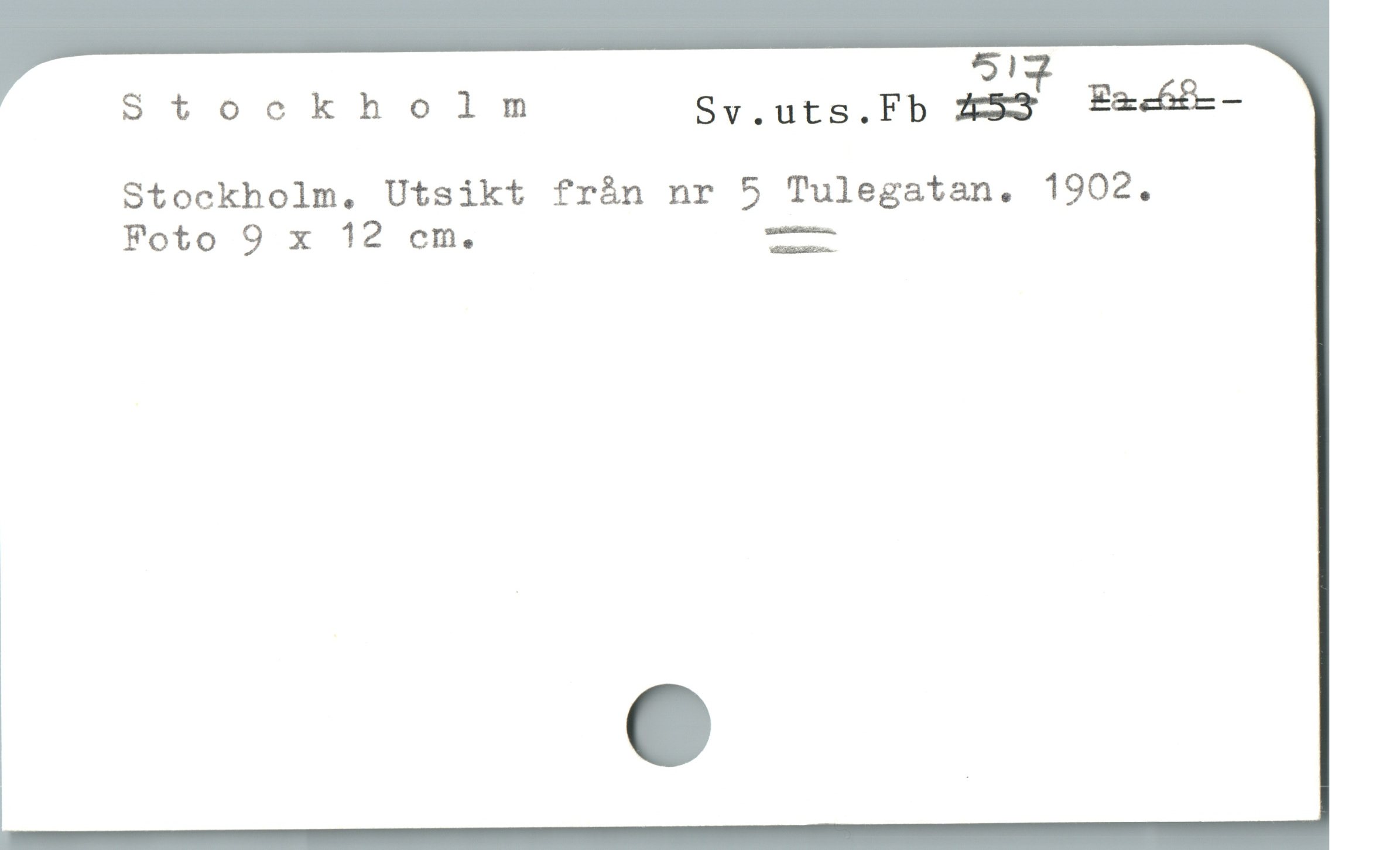  5!
Stockholm Sv.uts.Fb 2:33? Ea cáf8--
Stockholm. Utsikt frán nr 5 Tulegatan. 1902.
Foto 9 x 12 cm. —
